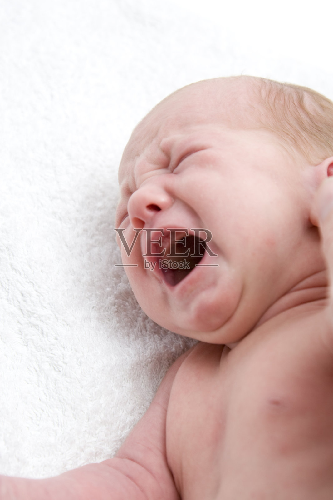新生的婴儿哭照片摄影图片