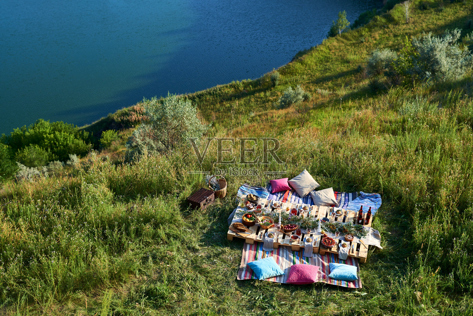 湖野餐照片摄影图片