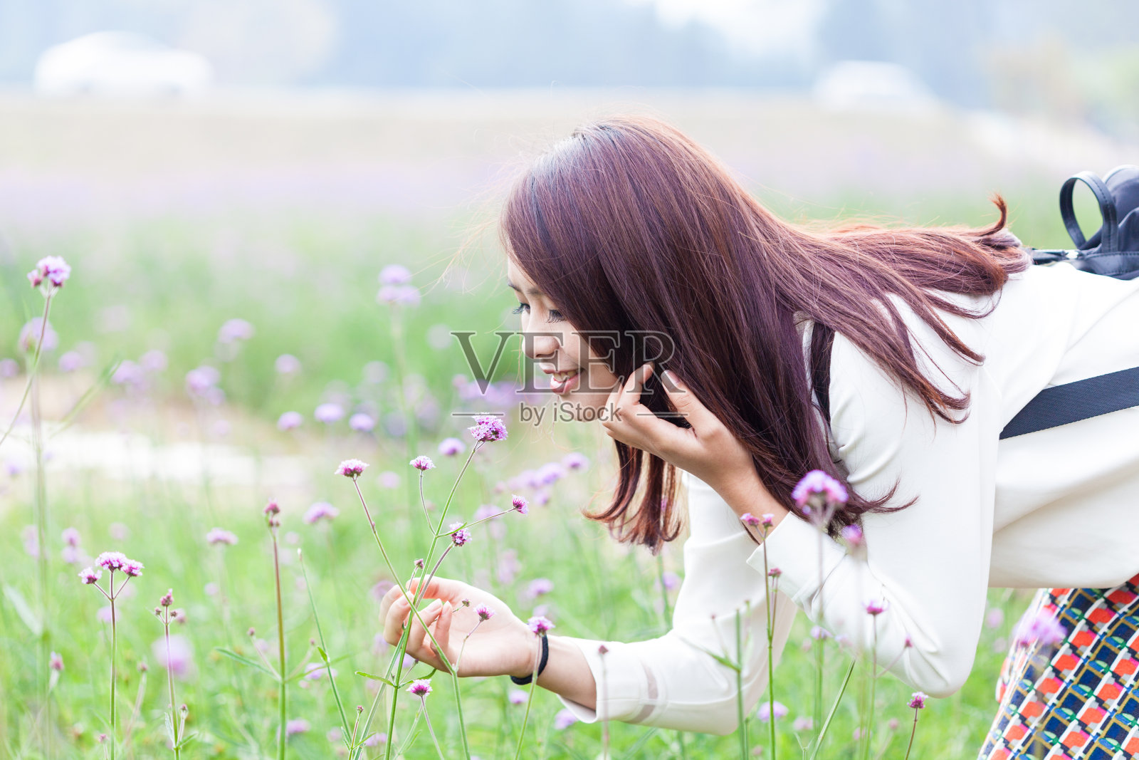 亚洲女孩，户外鲜花。照片摄影图片