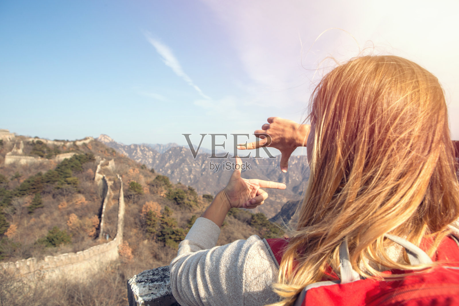 年轻女子用手指框起了中国长城照片摄影图片