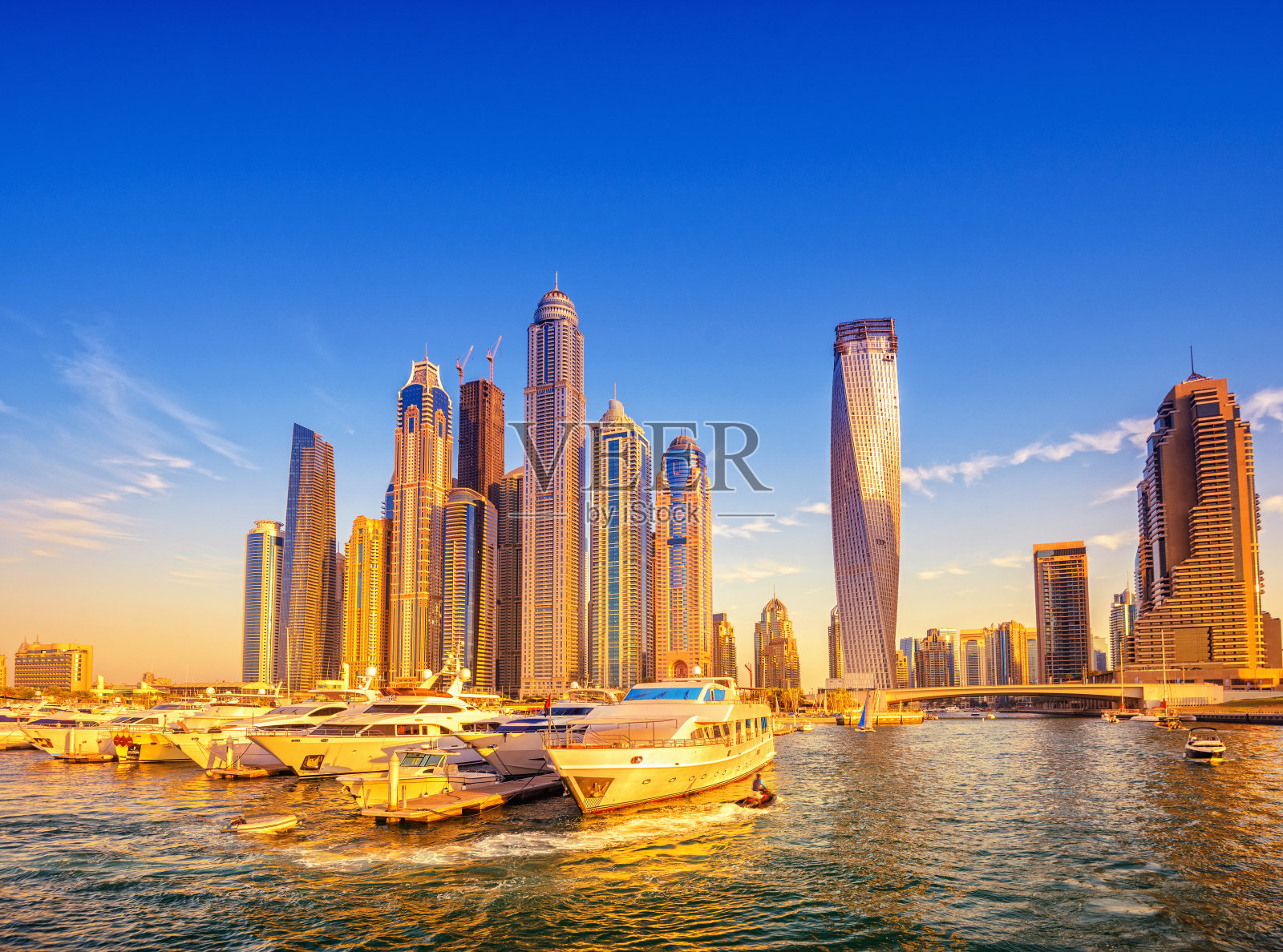 黄昏时分的迪拜码头照片摄影图片
