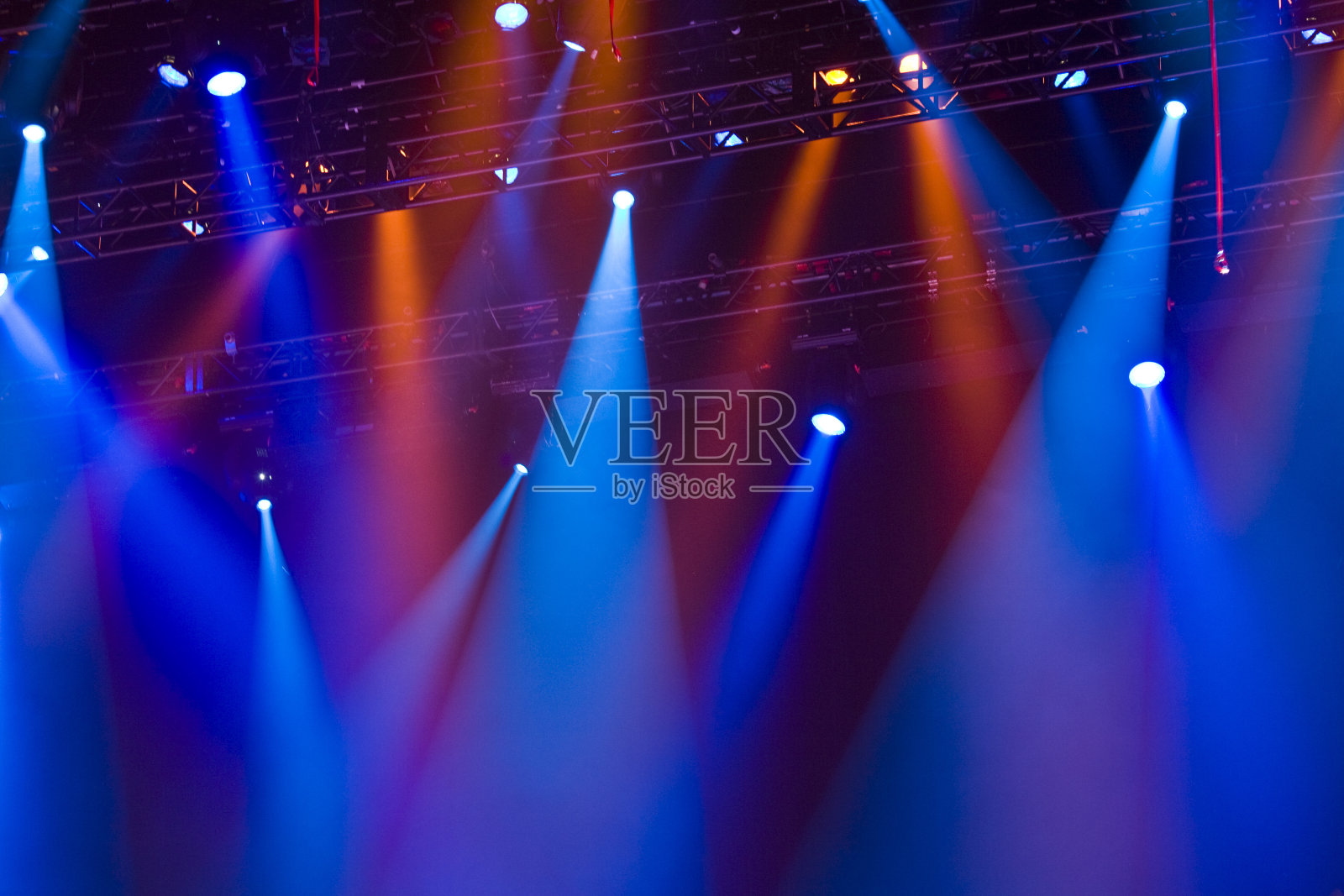 在音乐会上，红色和蓝色的灯光连接在金属排上照片摄影图片