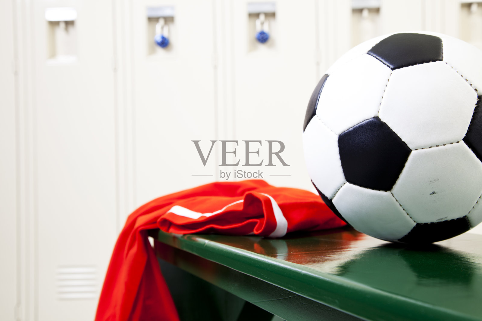 足球，足球和球衣放在更衣室的长椅上照片摄影图片