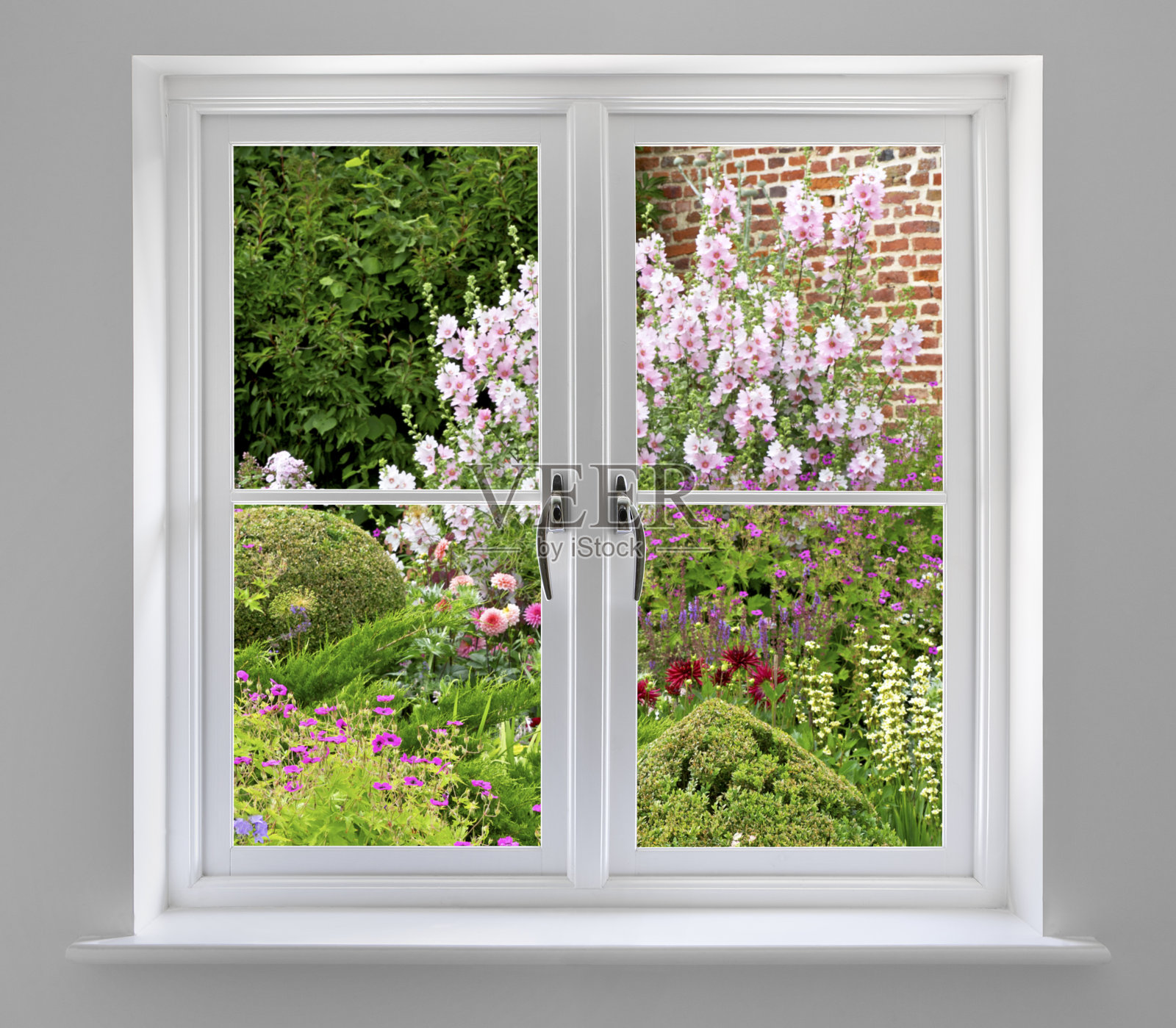 白色双扇窗户，可观赏花园景色照片摄影图片