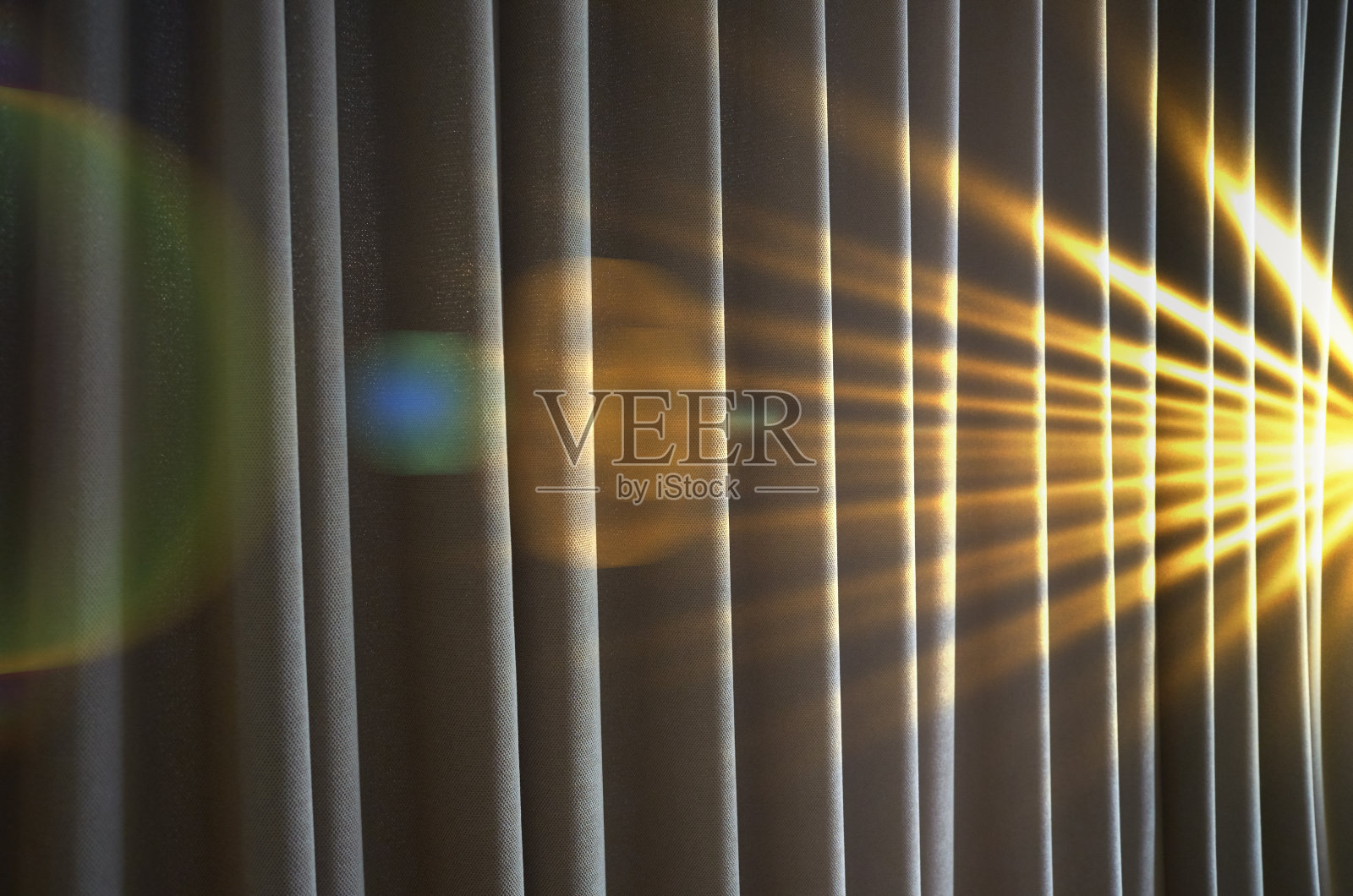 强烈的光线照射在窗帘上，伴有镜头光晕照片摄影图片
