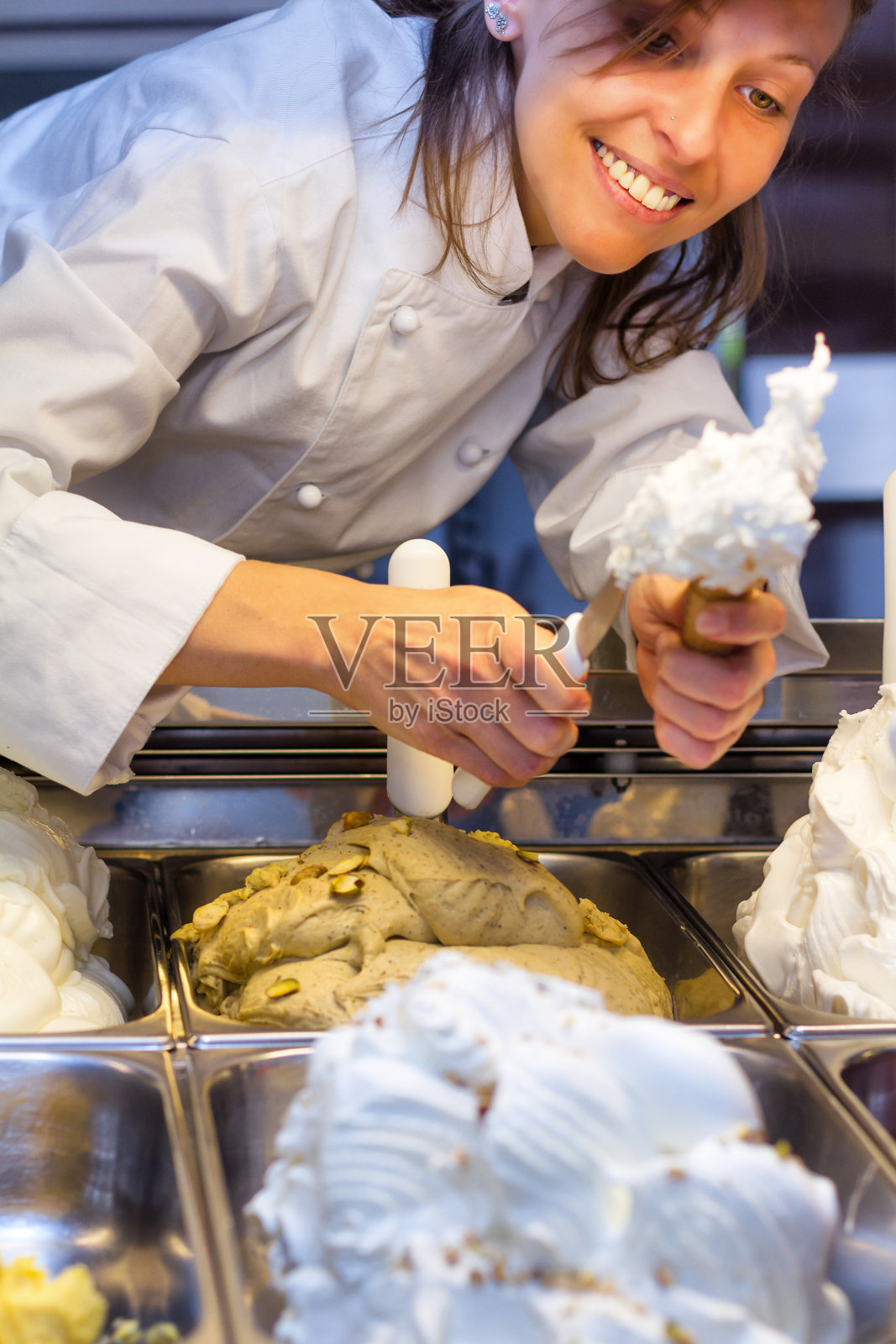 年轻女子准备冰淇淋蛋卷-关注女性照片摄影图片