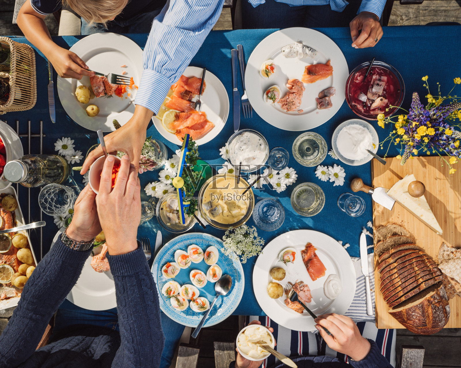 瑞典夏至盛夏庆祝晚宴派对照片摄影图片
