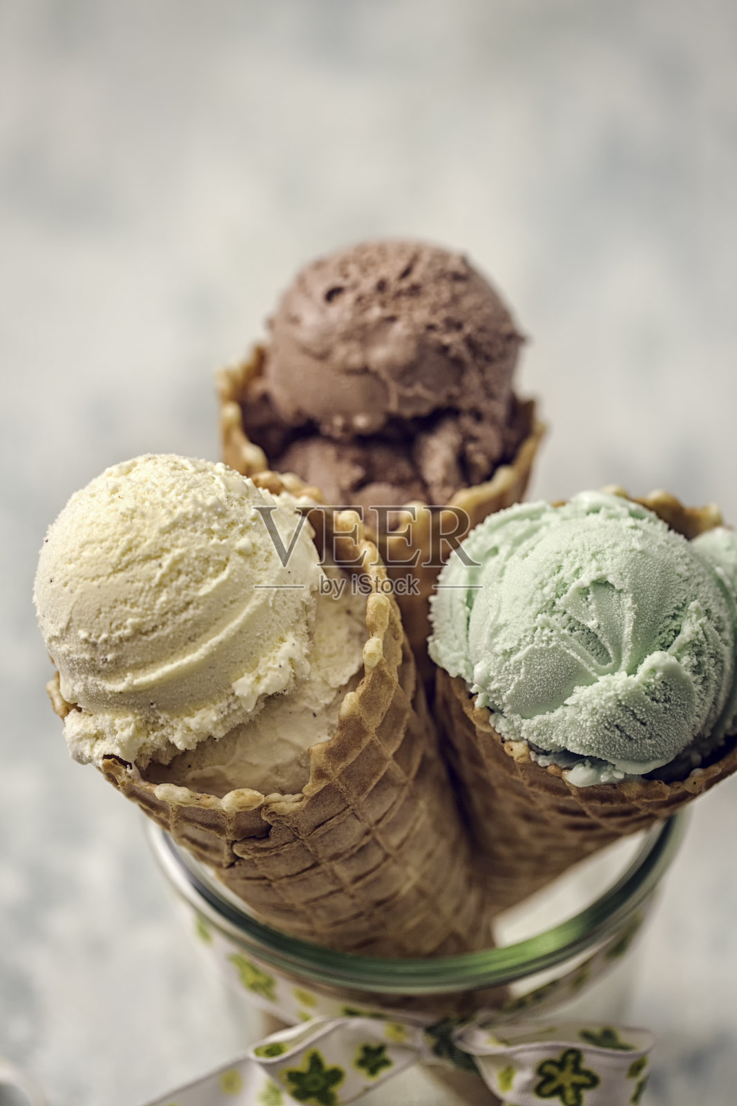 香草，巧克力和开心果冰淇淋照片摄影图片