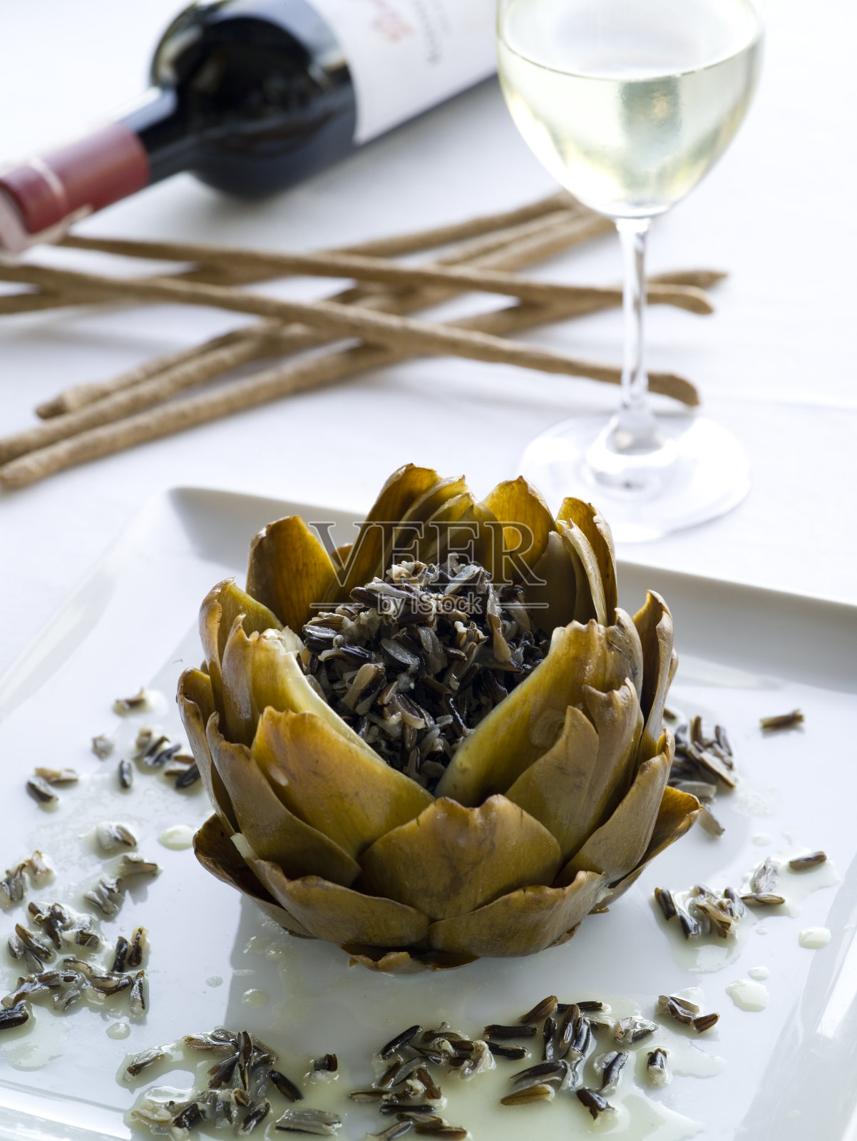 以传统方式烹饪的朝鲜蓟和酒照片摄影图片