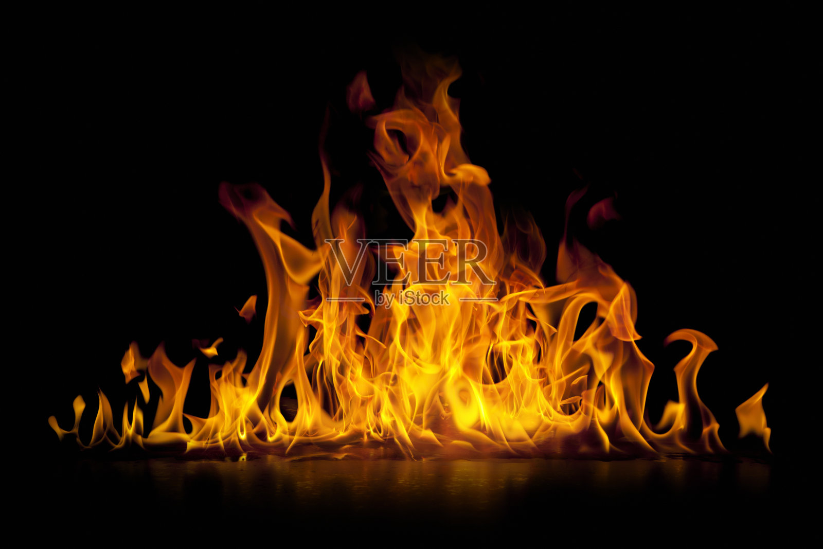 红色炽热的火焰孤立在黑色上照片摄影图片