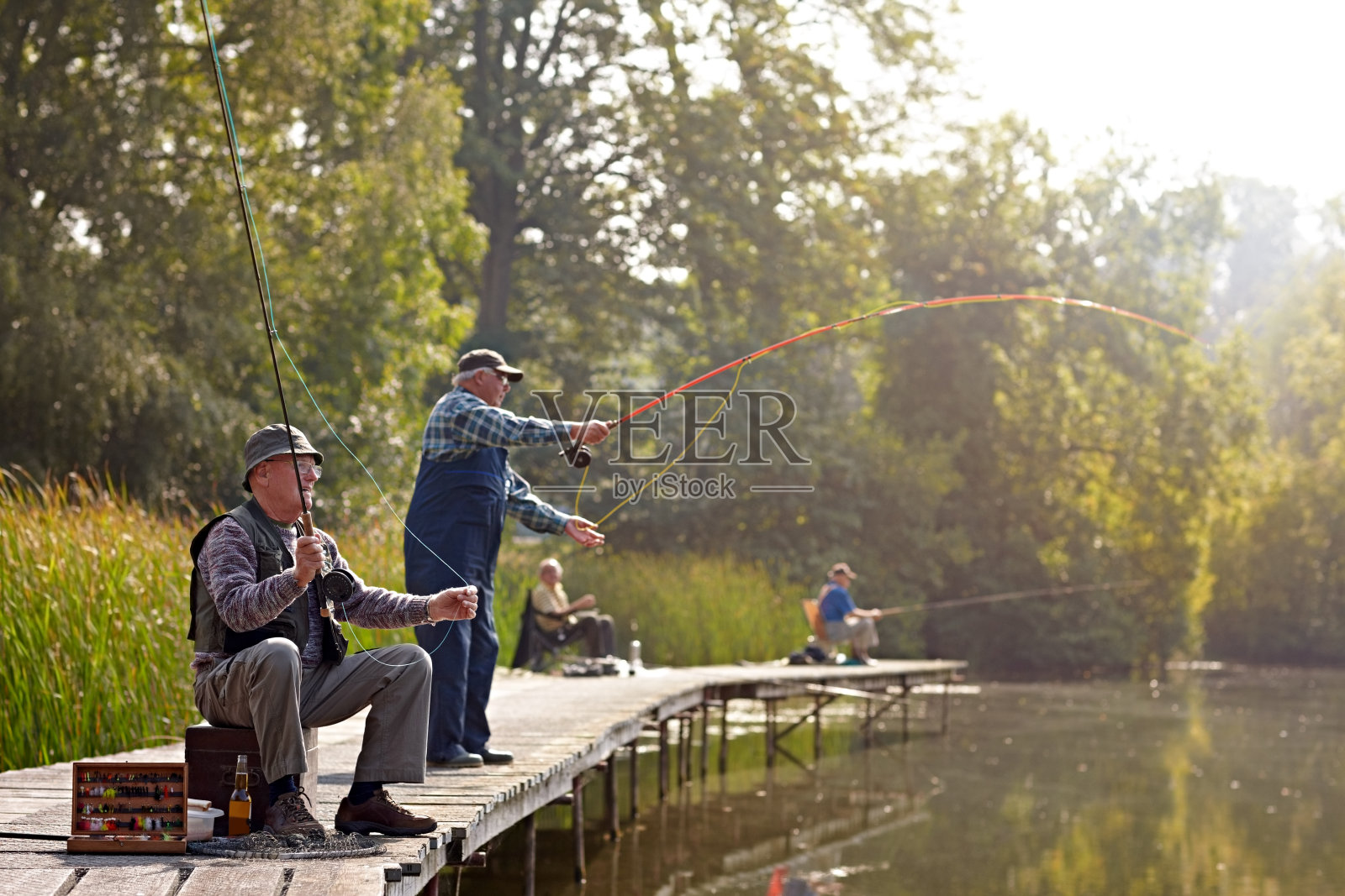 老年人在河边钓鱼照片摄影图片
