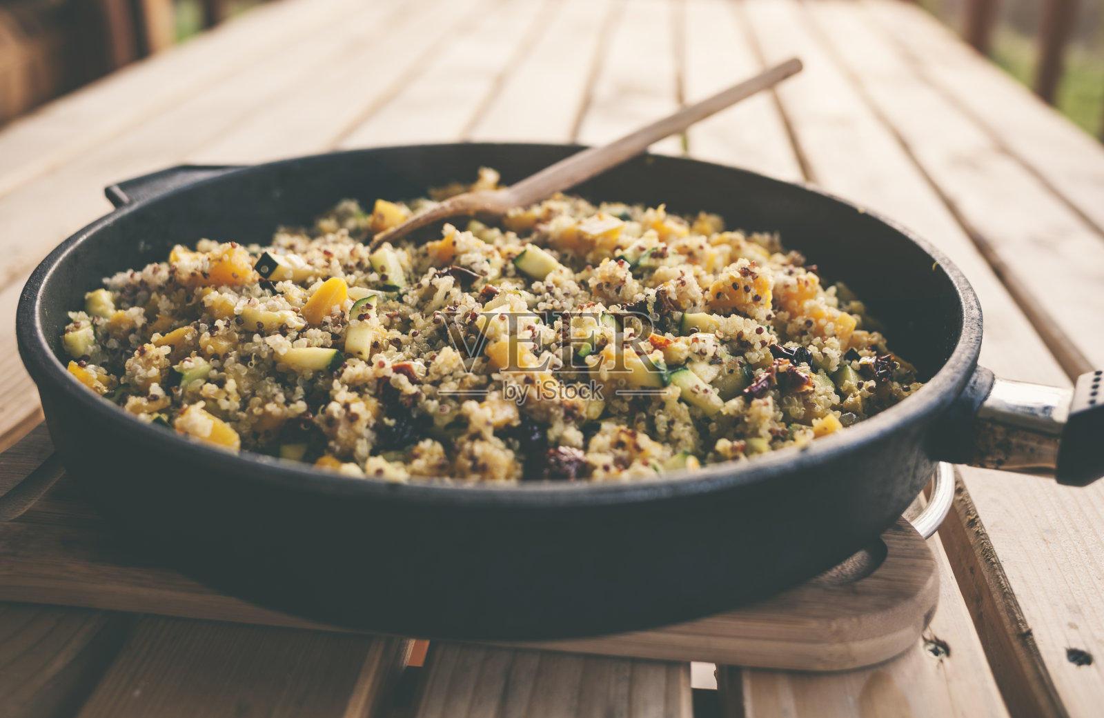 秋季藜麦沙拉，南瓜和蔬菜在煎锅里照片摄影图片