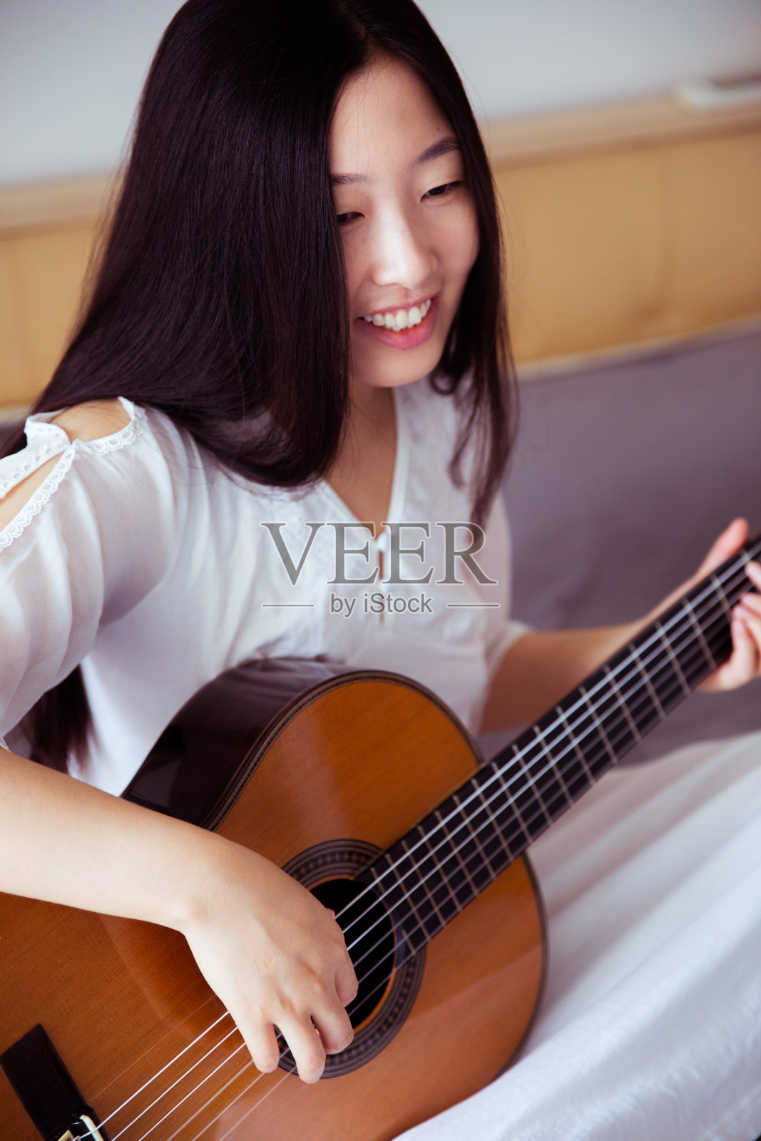 年轻女子弹吉他照片摄影图片