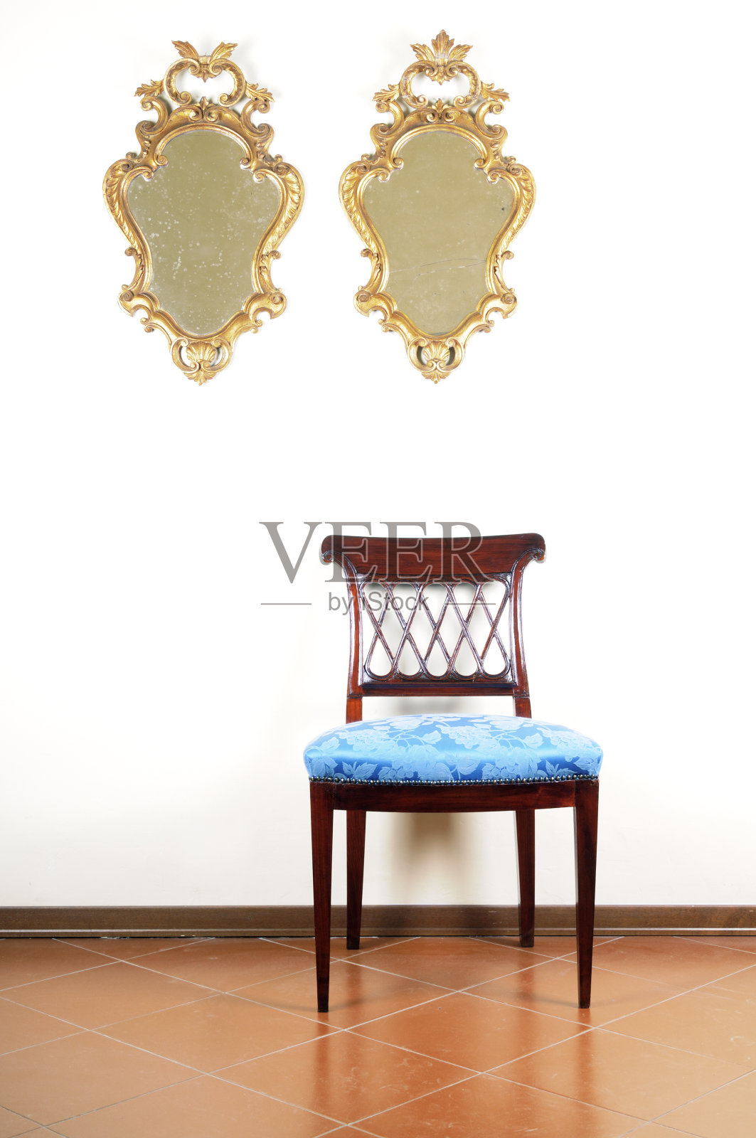 复古的蓝色椅子和一对古老的金色镜子照片摄影图片