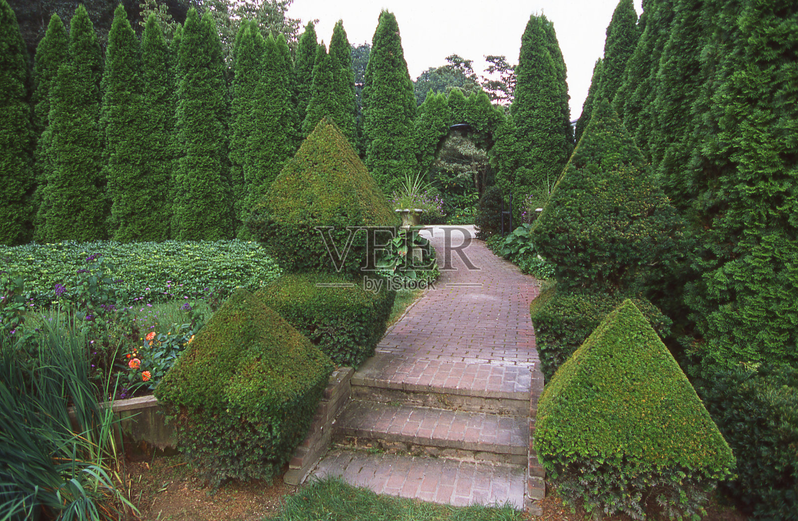 特拉华州威尔明顿的石板小路，穿过景观花园和植园照片摄影图片
