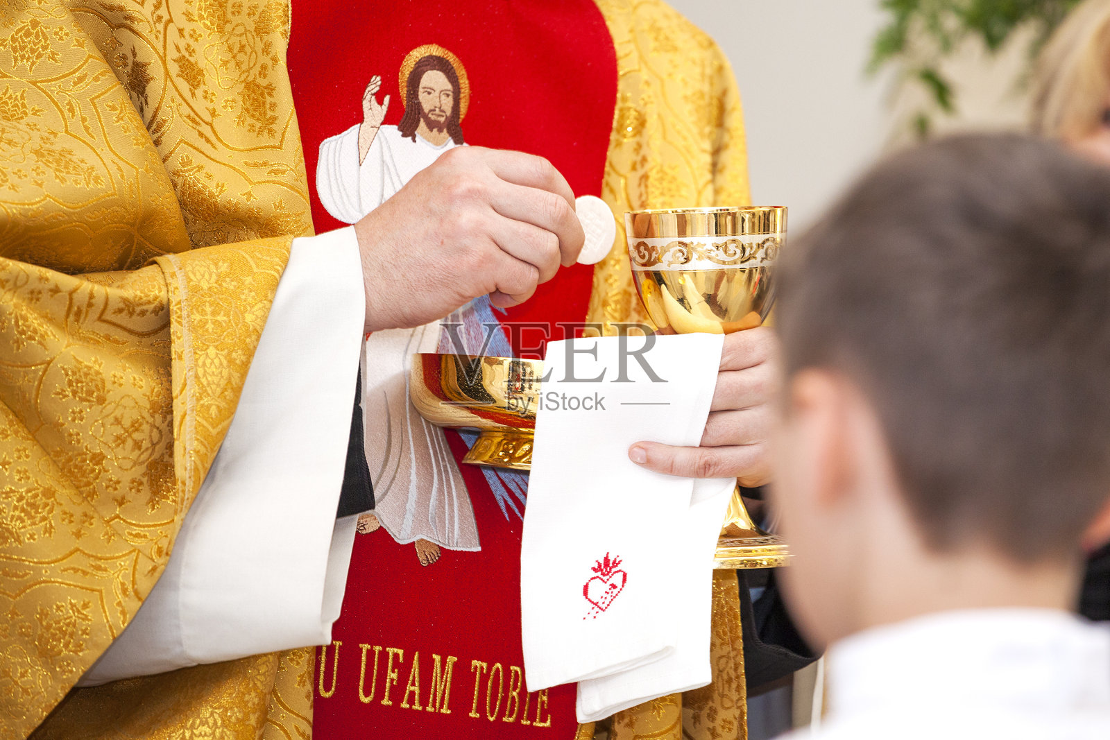 牧师先领圣餐。基督的身体和血的象征。照片摄影图片