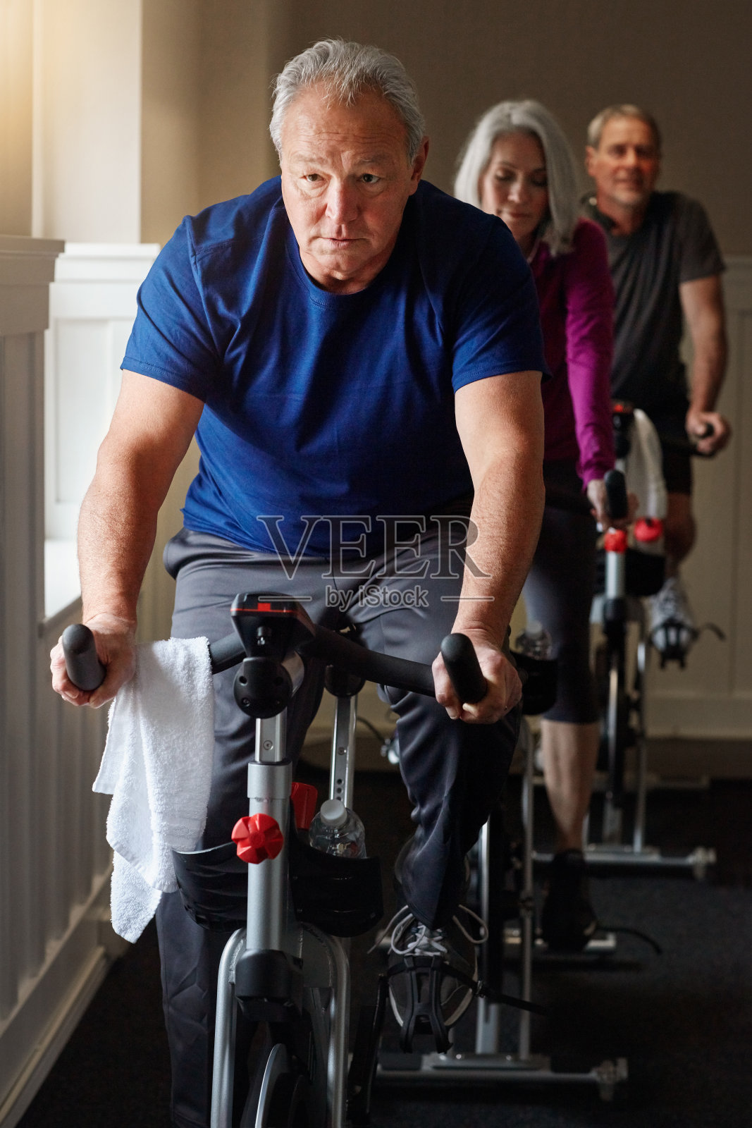 锻炼适合每个年龄段的人照片摄影图片
