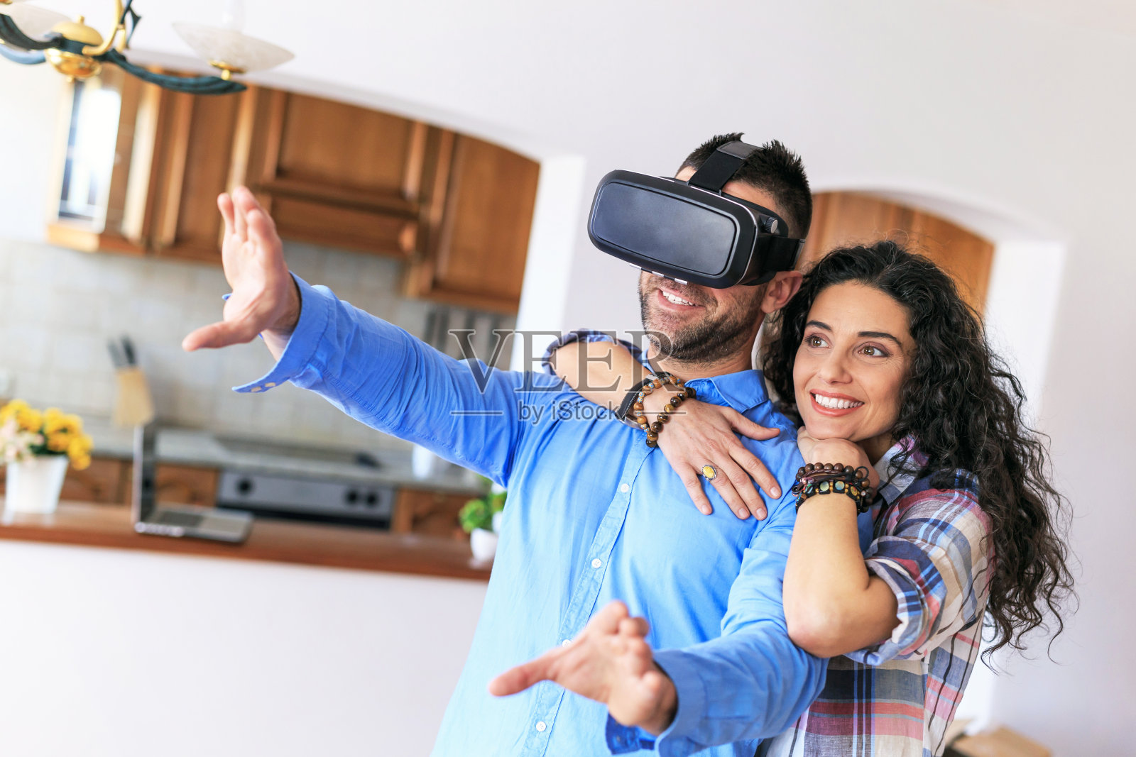 夫妇在家里使用VR头盔照片摄影图片