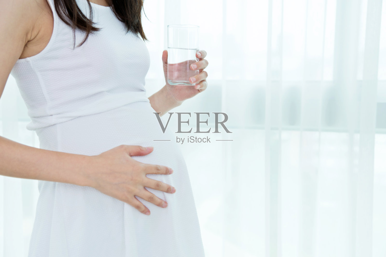 孕妇饮水照片摄影图片