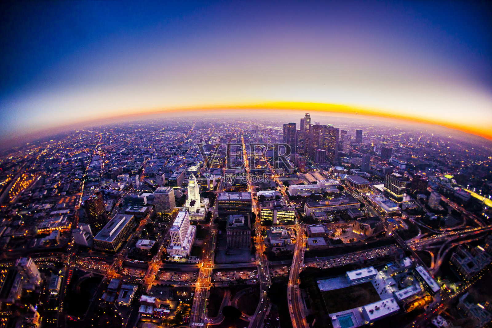 日落时洛杉矶天际线的鸟瞰图照片摄影图片