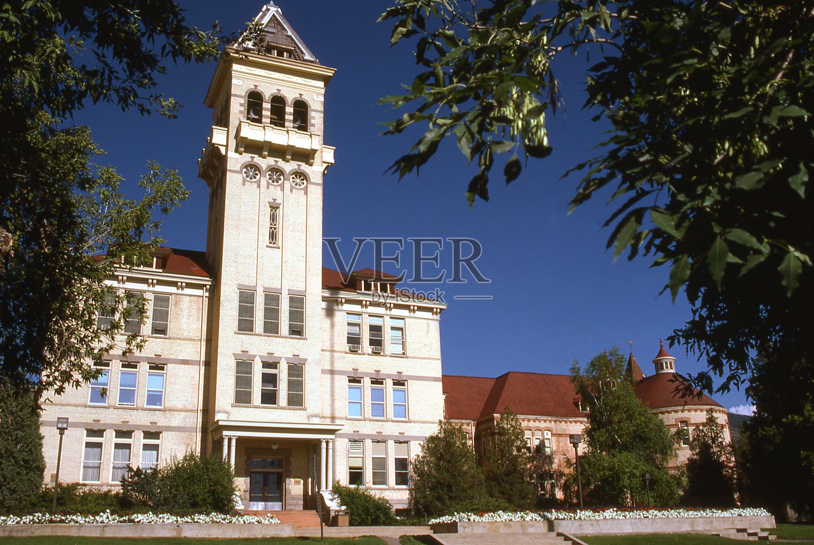 犹他州立大学洛根犹他州校园的老主教学楼照片摄影图片