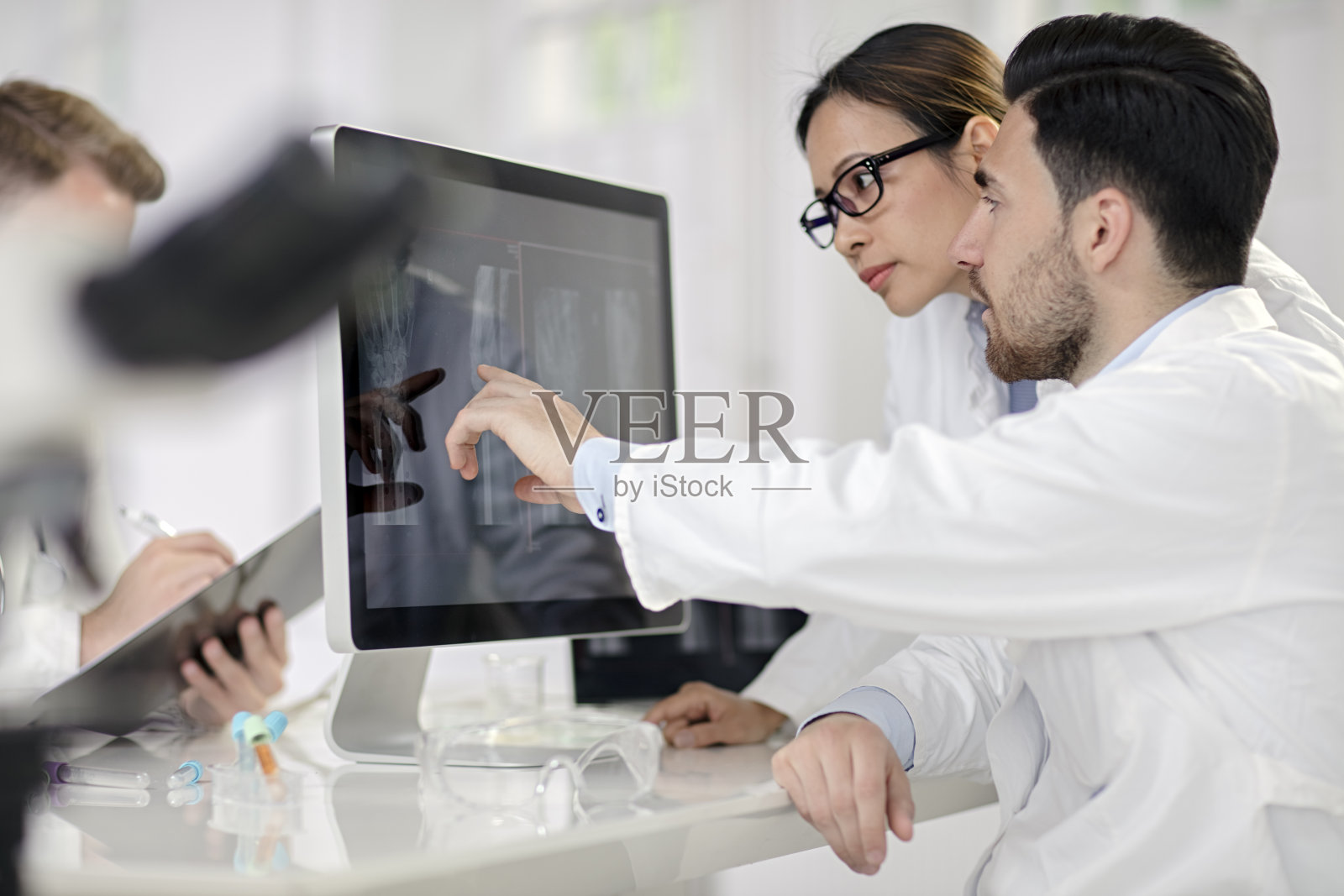 放射科医生在电脑上检查x射线图像照片摄影图片