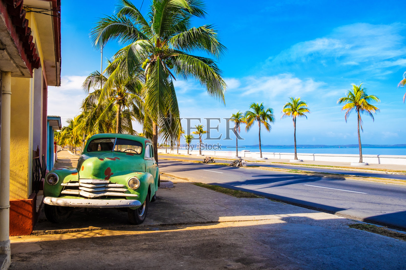 老式的红色美国车在古巴照片摄影图片