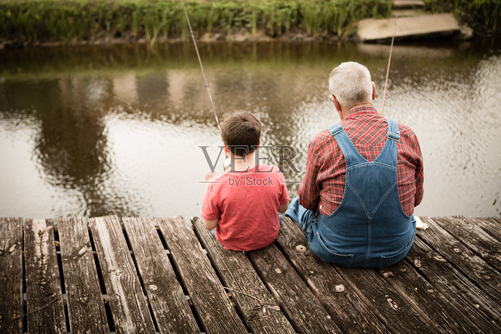 爷爷和曾孙钓鱼的后视图照片摄影图片