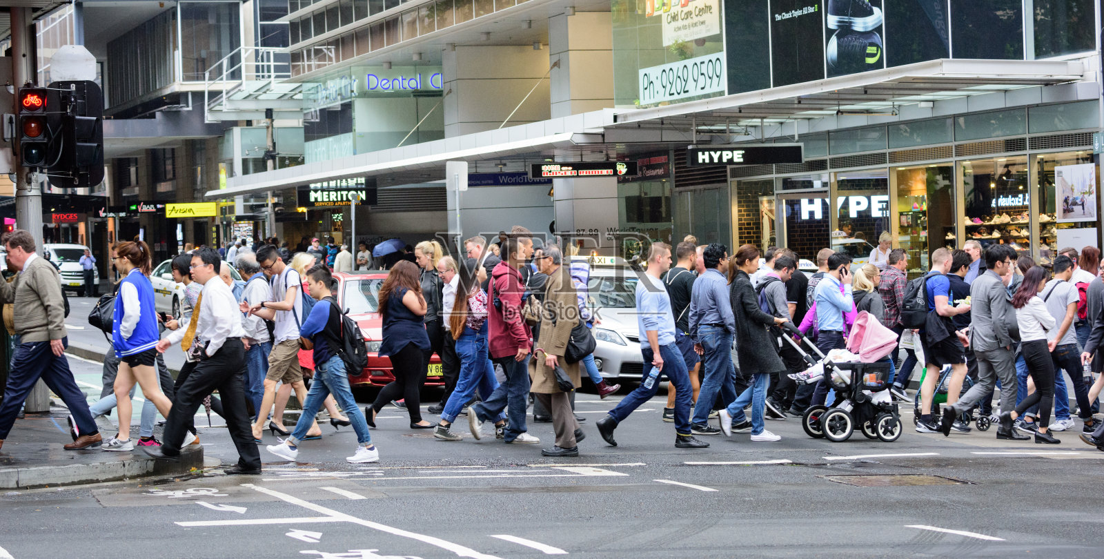 人们在悉尼市中心过马路照片摄影图片