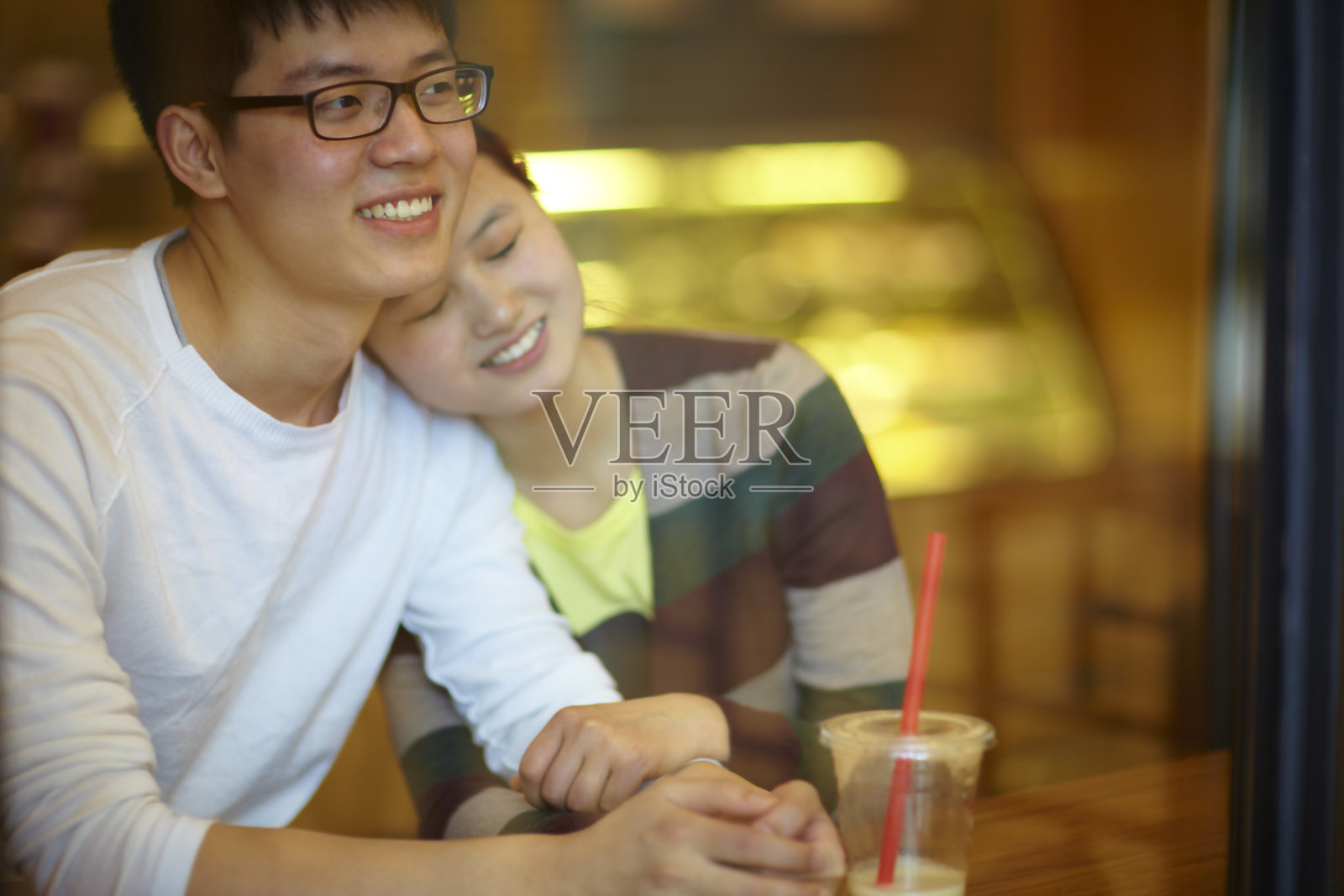 年轻的亚洲人在咖啡馆约会照片摄影图片