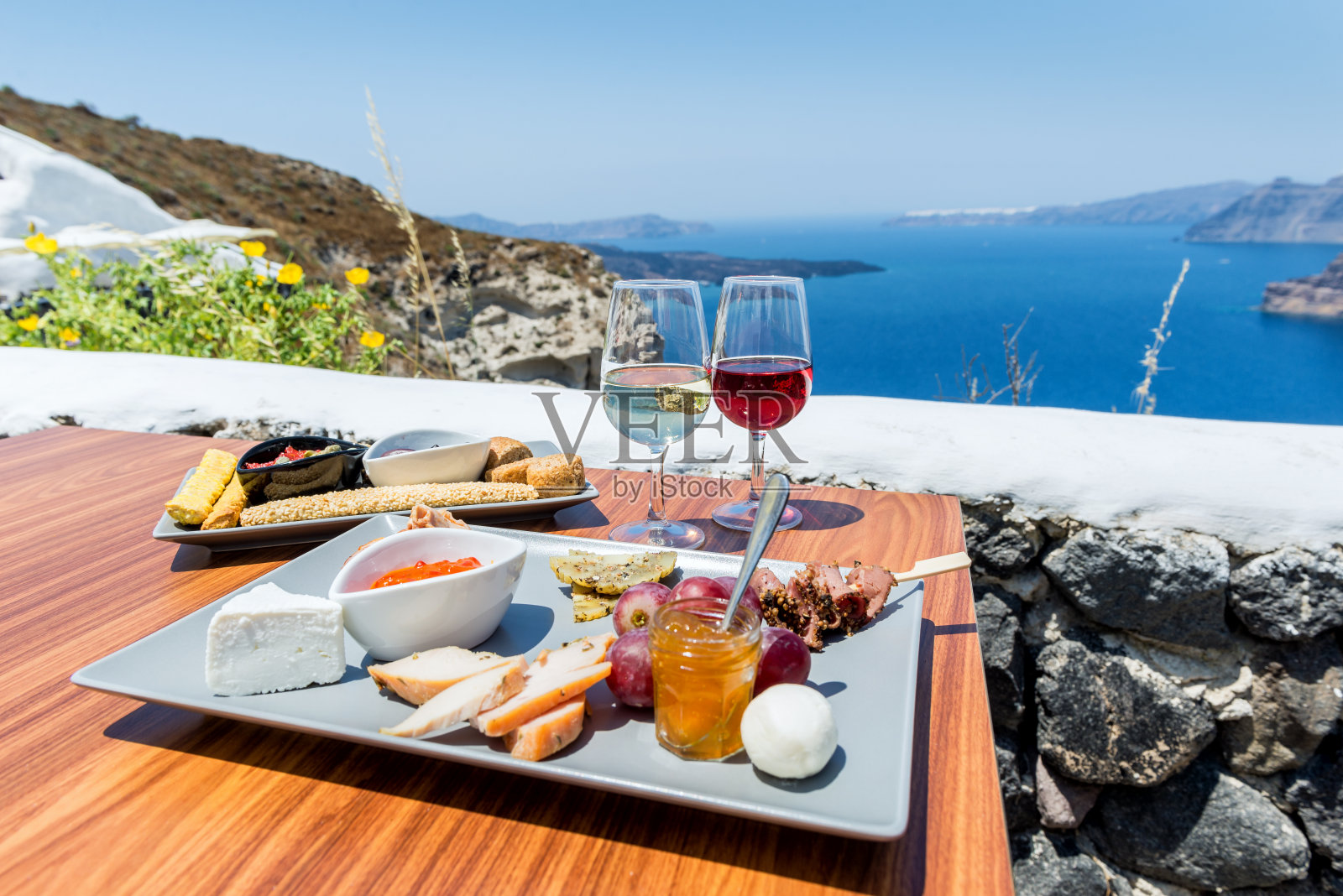 希腊食物和葡萄酒与火山的观点照片摄影图片