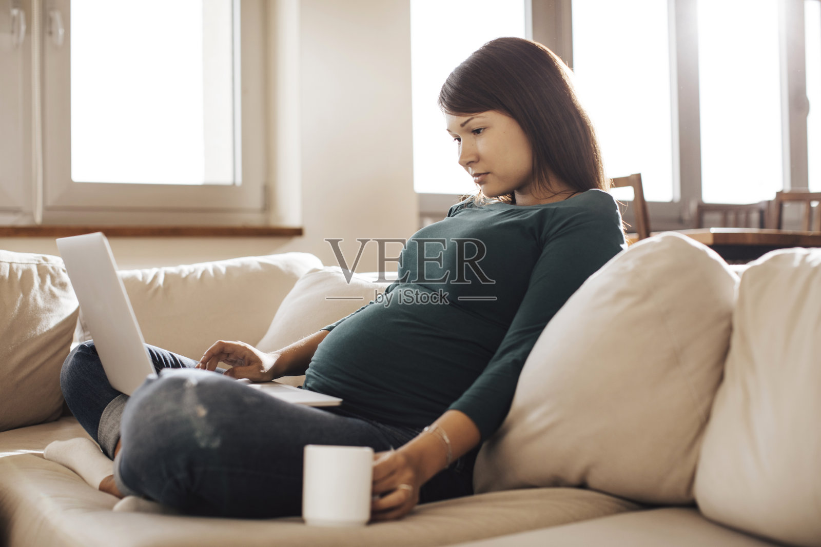 孕妇使用笔记本电脑工作照片摄影图片