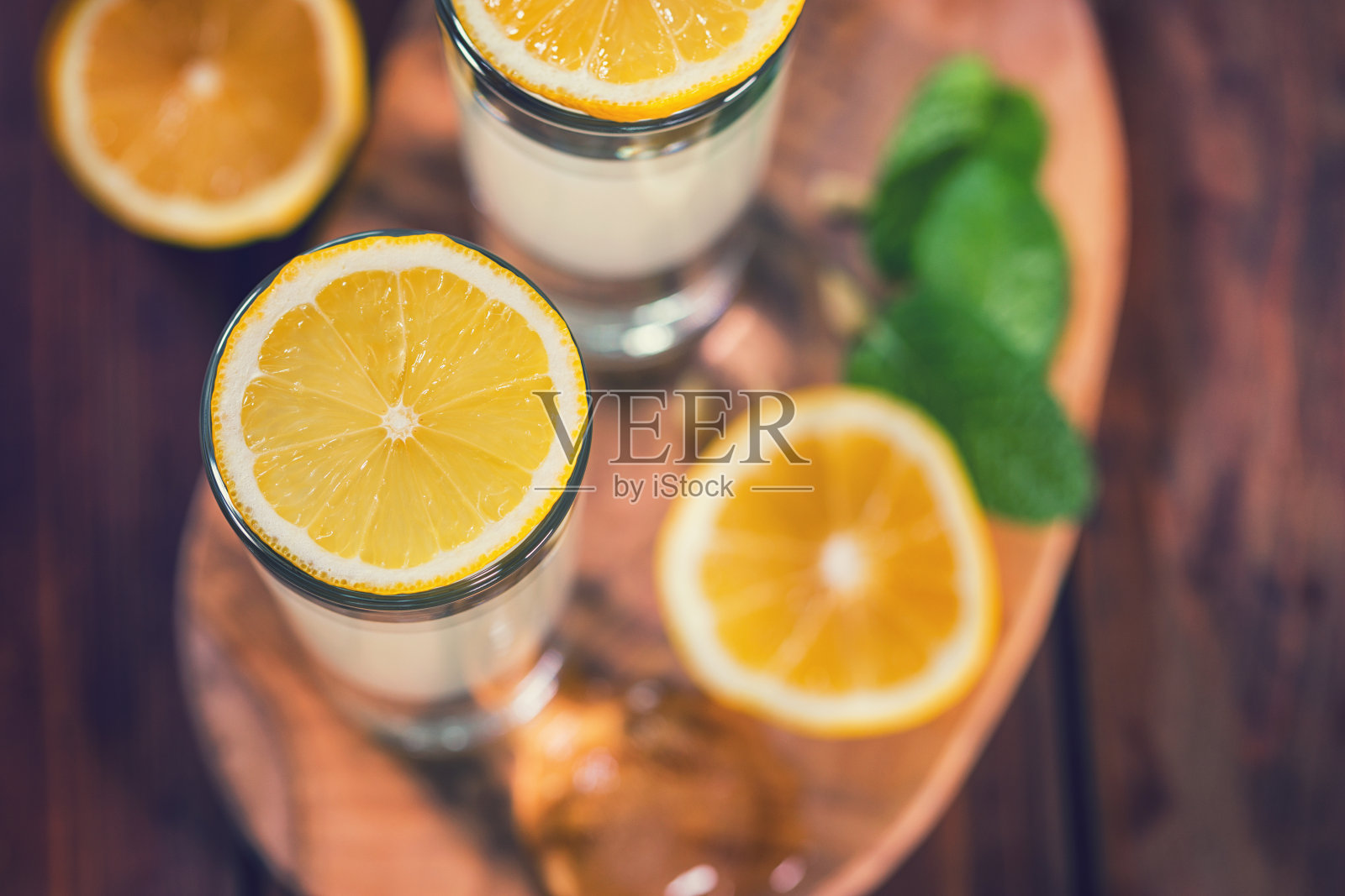 意大利柠檬酒，传统的柠檬利口酒照片摄影图片