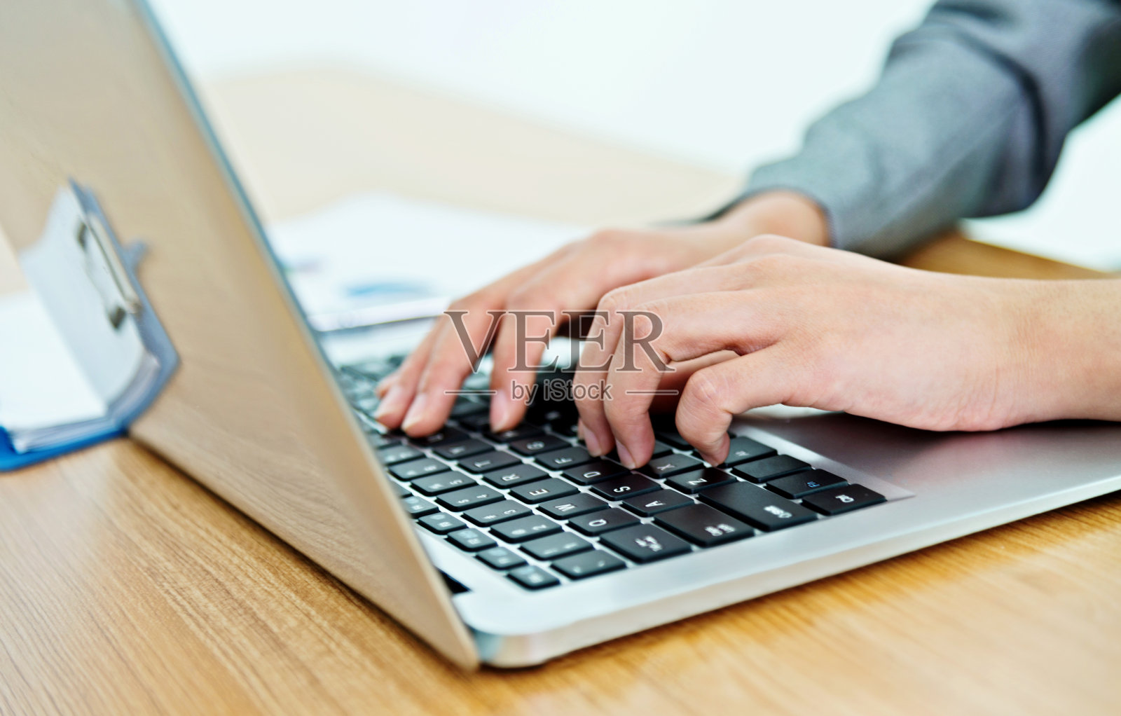 女人把手放在笔记本电脑键盘上照片摄影图片