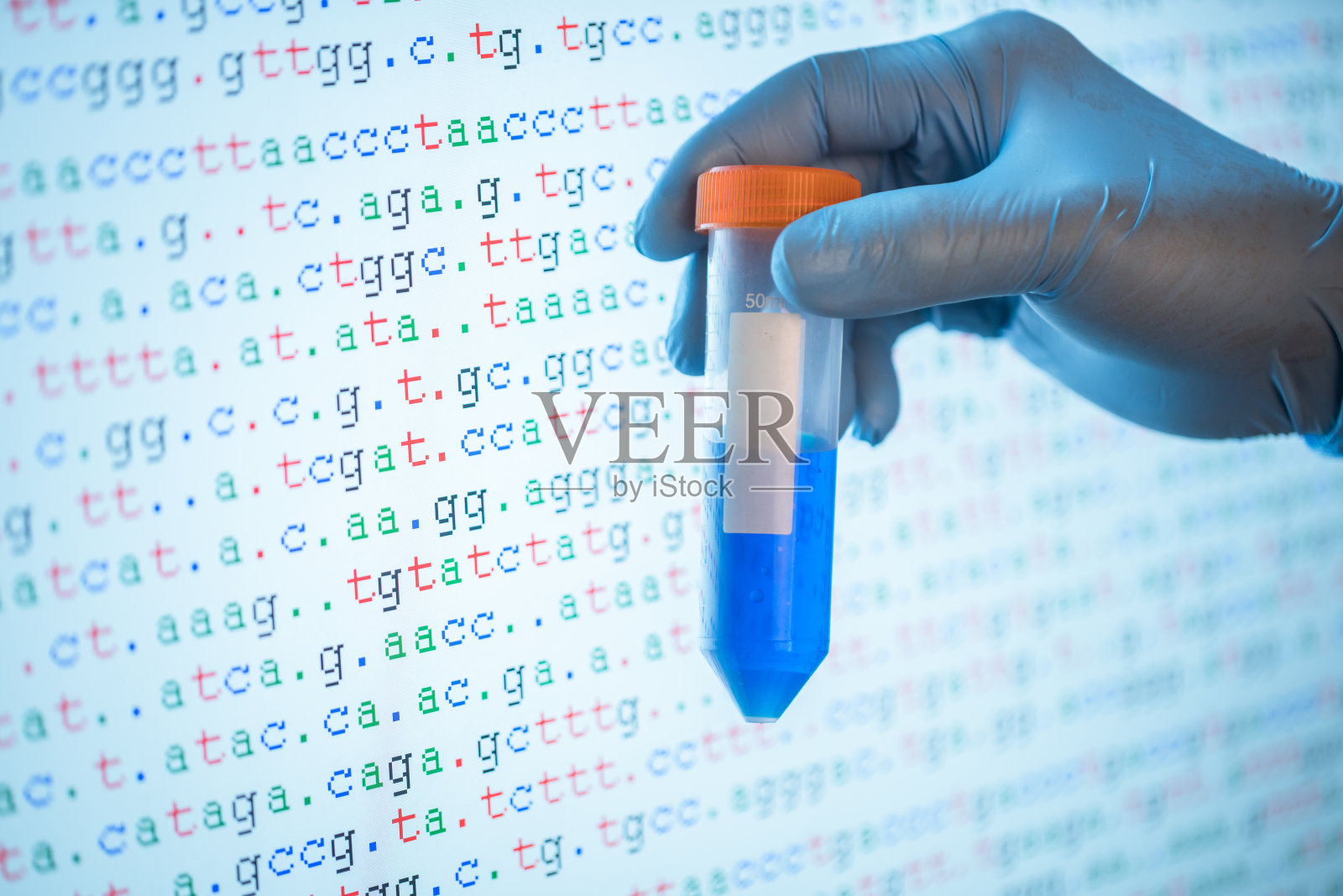 50ml离心管，蓝色溶液，背景为DNA序列照片摄影图片