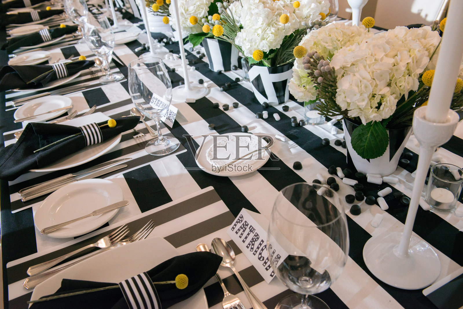 场合-黑色和白色50岁生日派对餐桌设置照片摄影图片