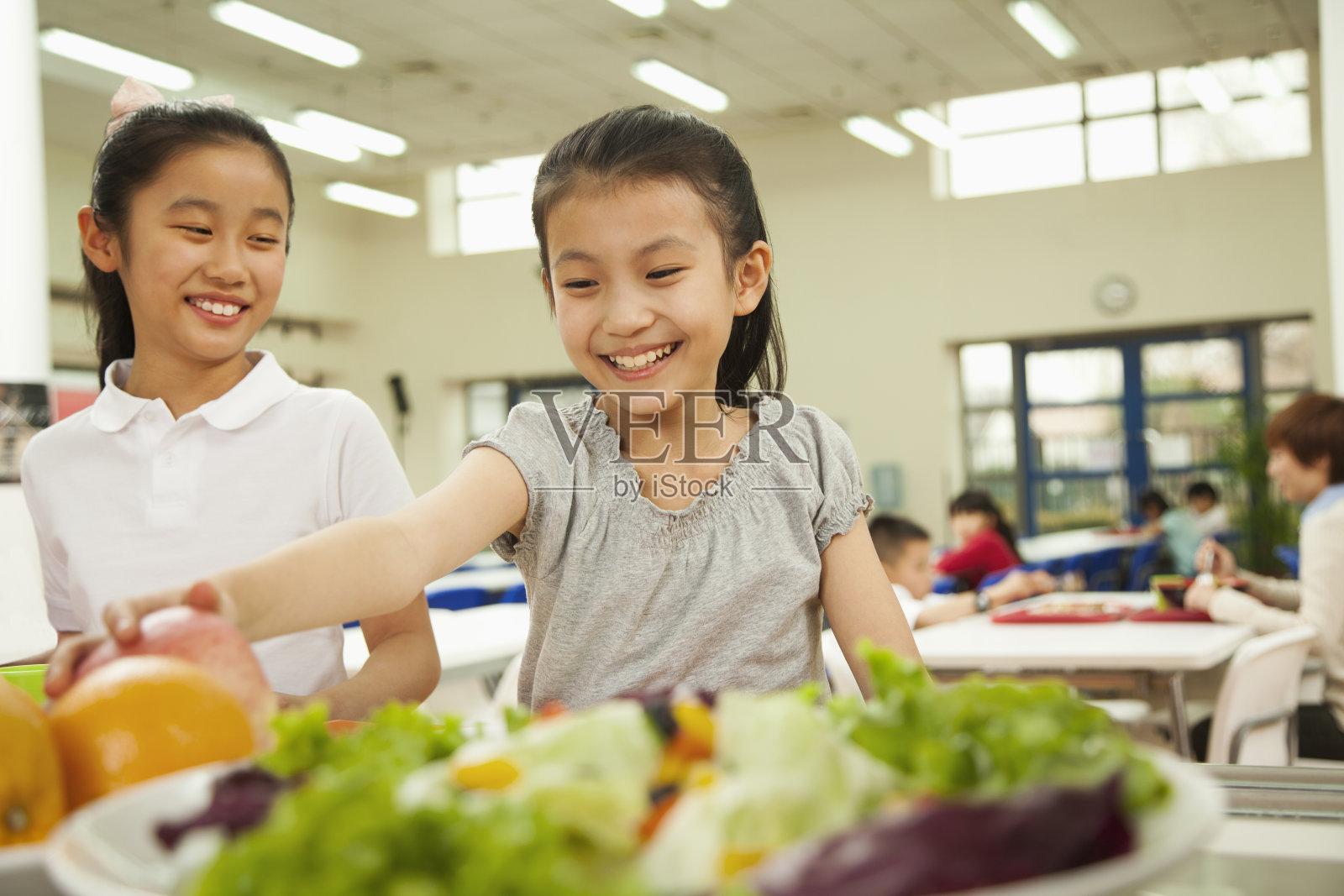 学生们在学校食堂寻求健康食品照片摄影图片