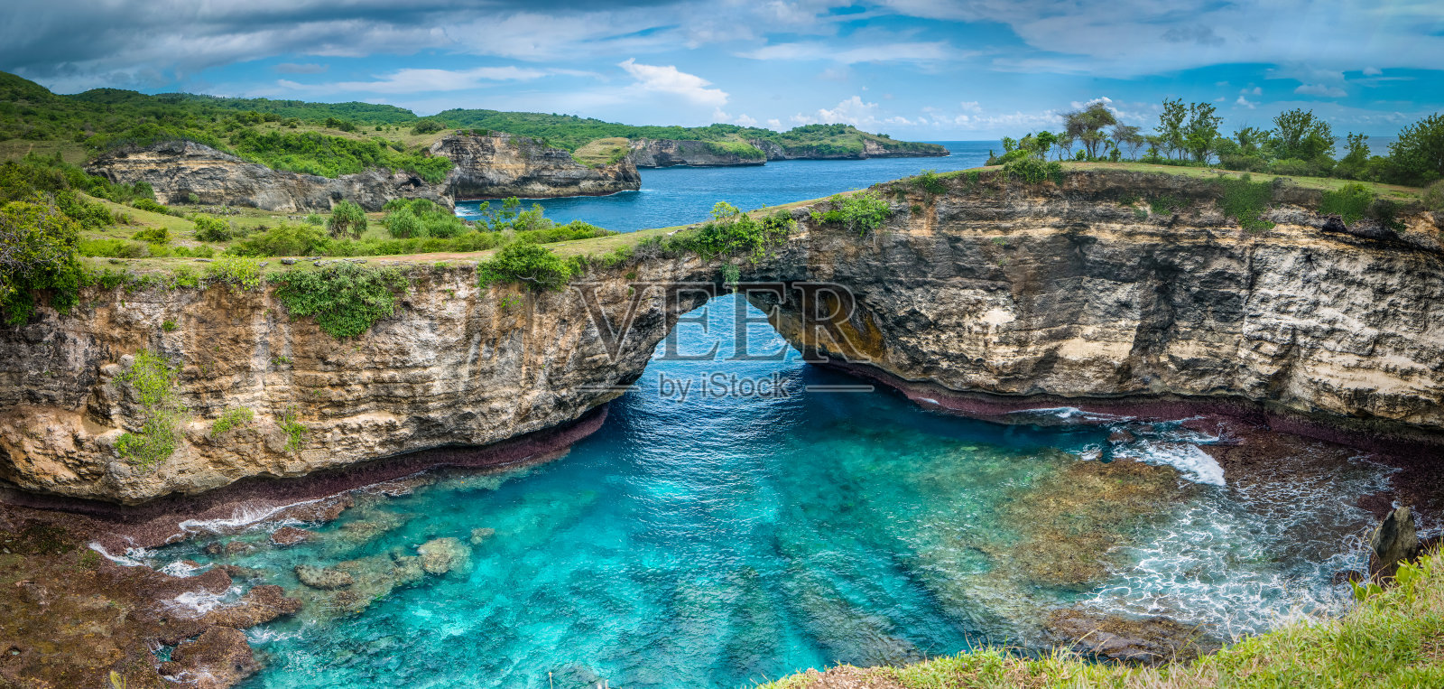 海上的石拱。破碎海滩，努沙佩尼达，印度尼西亚。照片摄影图片