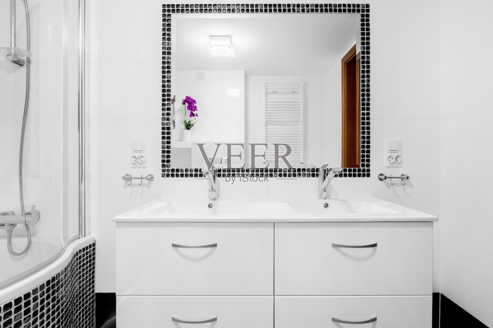 白色浴室，盆柜照片摄影图片