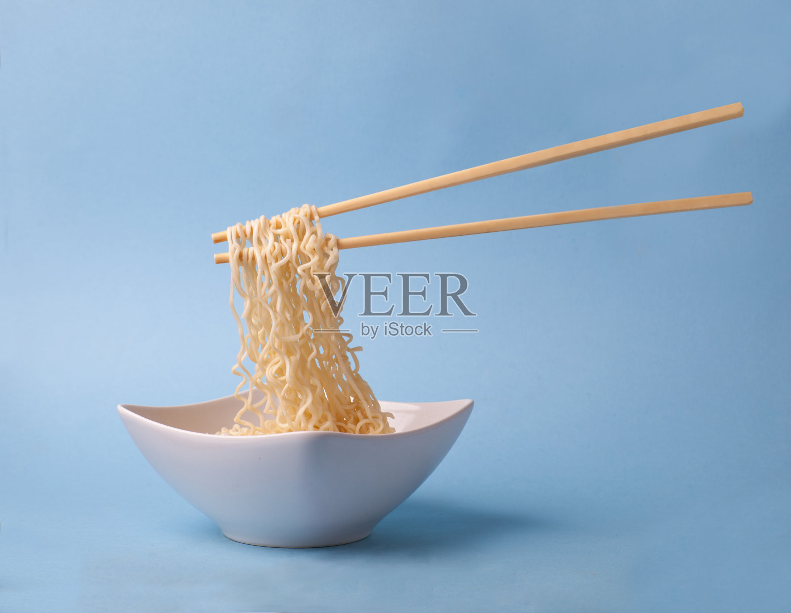 亚洲传统菜肴——用筷子夹面条拉面照片摄影图片