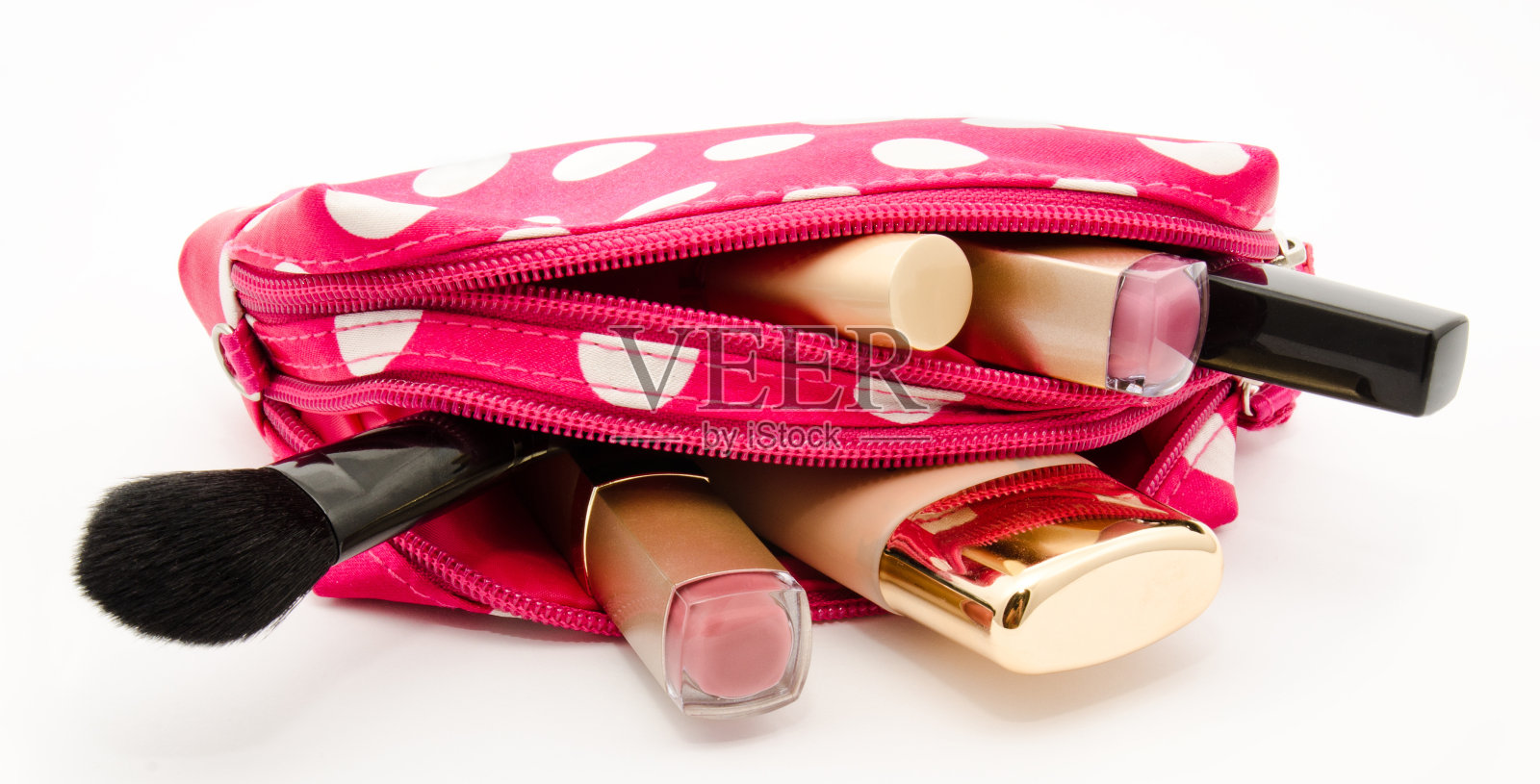 粉色化妆包与化妆品隔离照片摄影图片