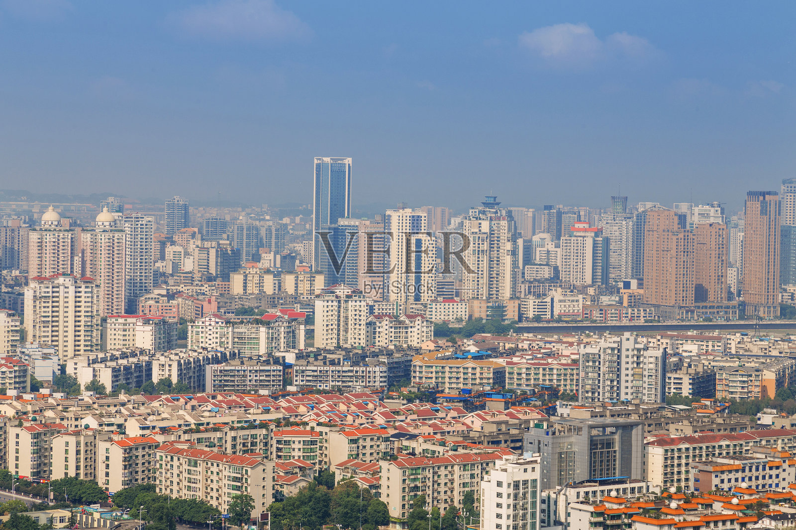 绵阳，中国，城市全景与蓝天照片摄影图片