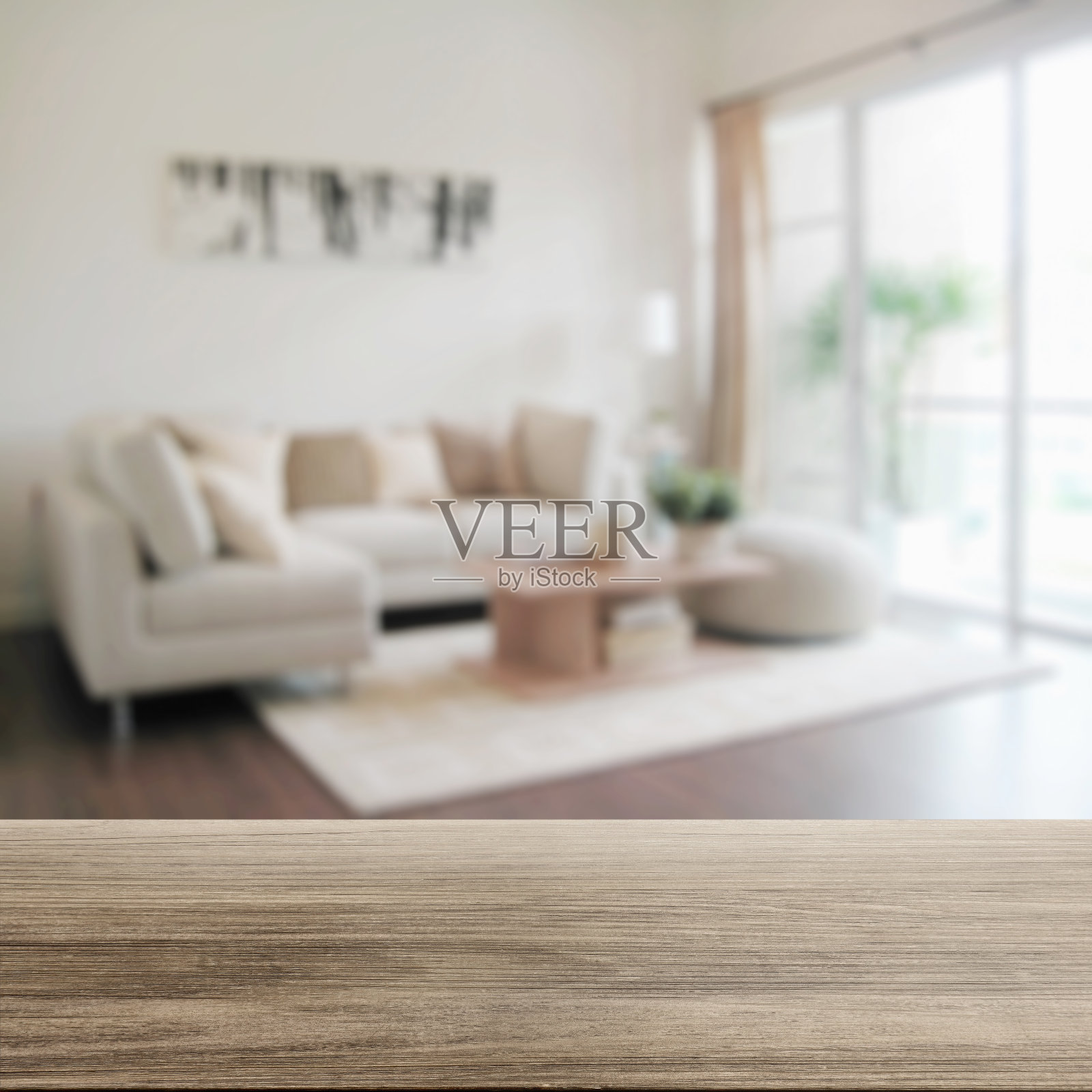木质桌面与现代客厅内部的模糊照片摄影图片