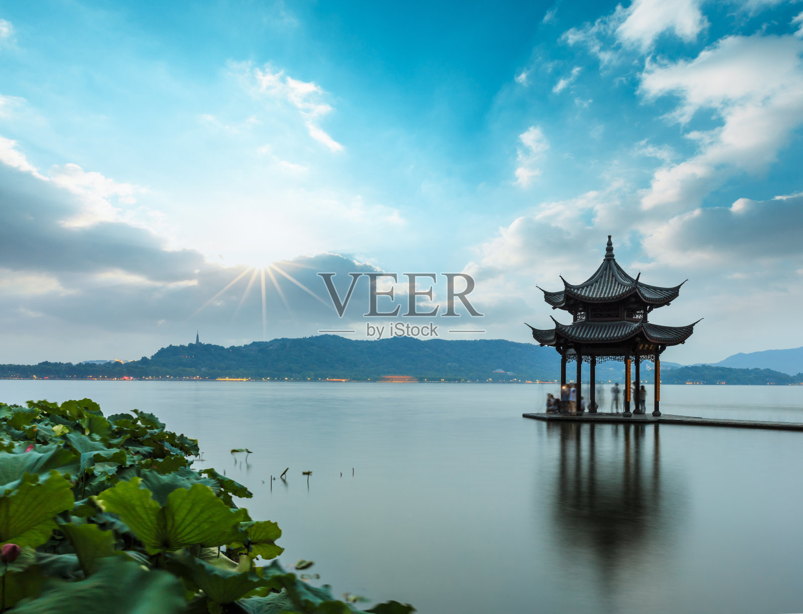 黄昏时杭州西湖的古亭子照片摄影图片