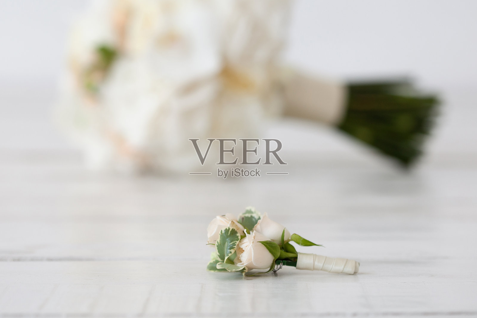 白色背景上兰花和胸花的婚礼花束照片摄影图片