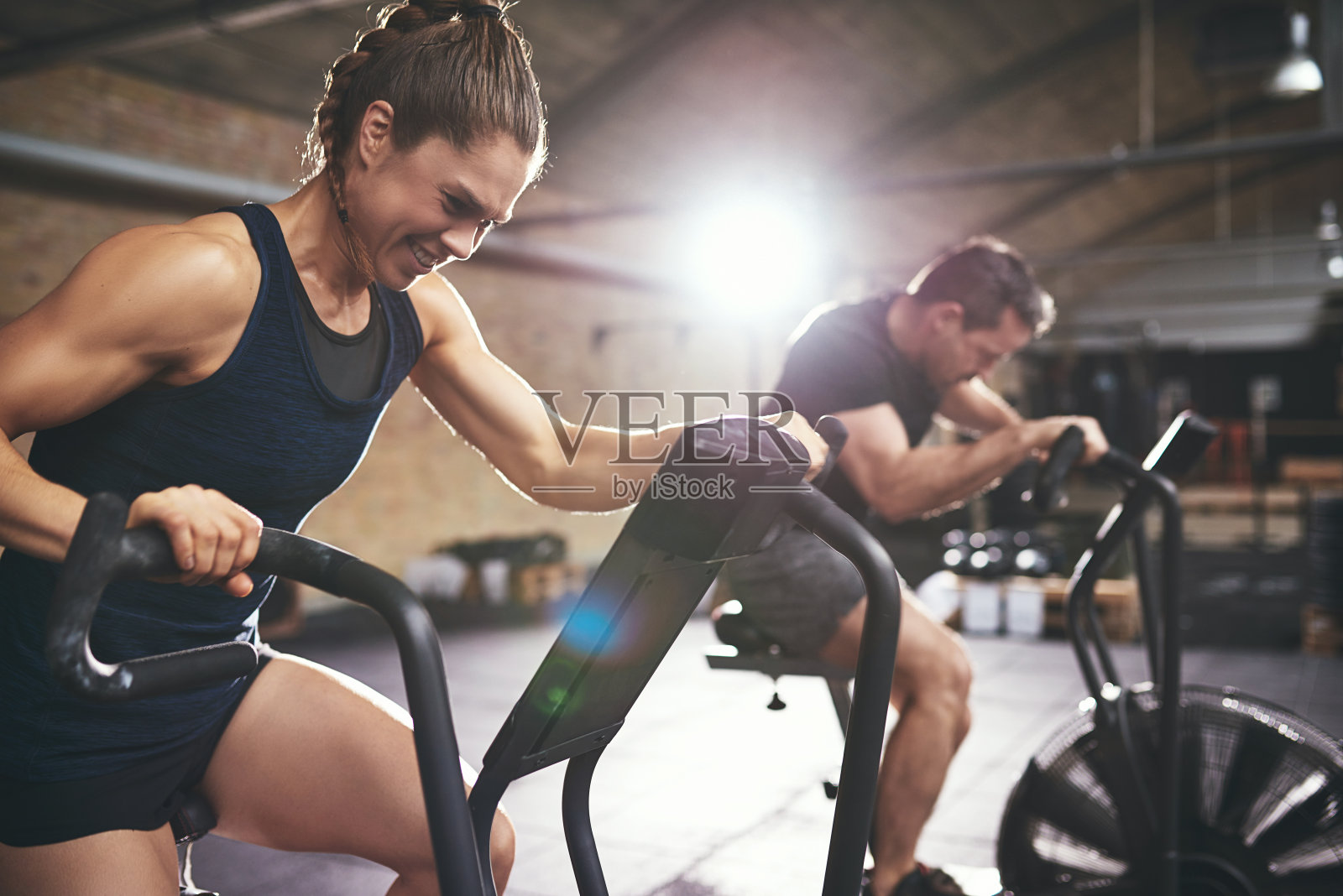 男人和女人几乎不去健身房锻炼照片摄影图片