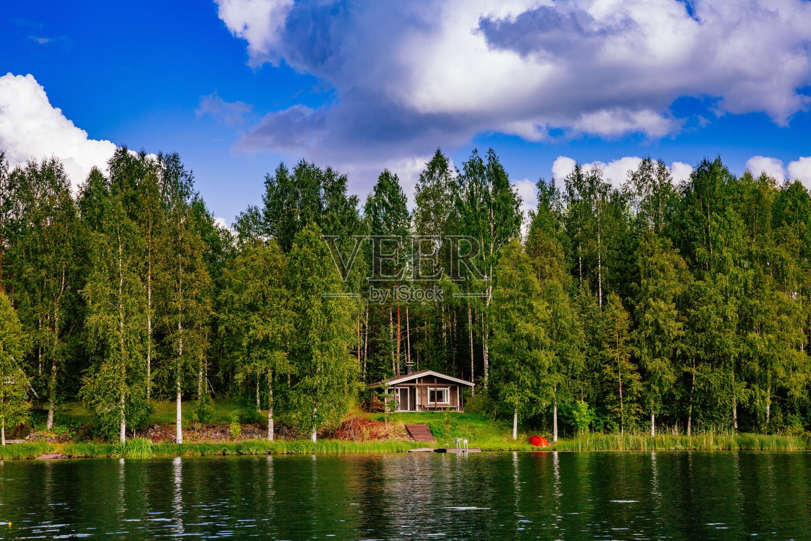 芬兰夏日湖畔的木制桑拿小木屋照片摄影图片