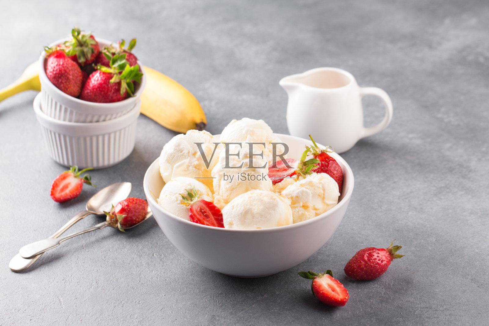 香草冰淇淋，草莓碗照片摄影图片