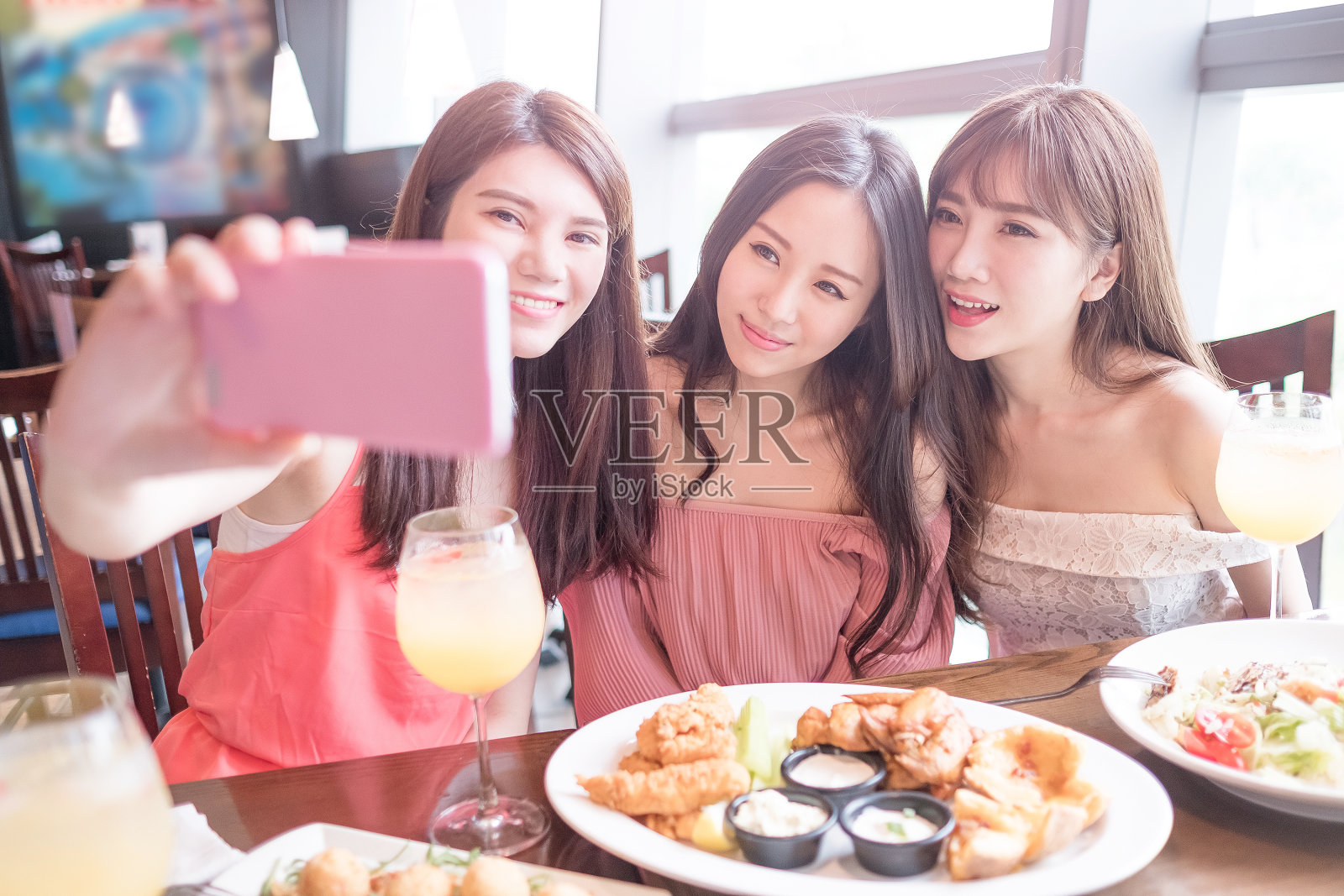 女人在餐厅用餐照片摄影图片