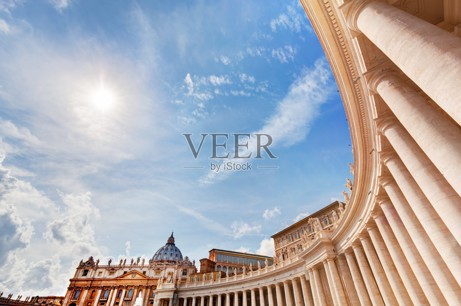 圣彼得大教堂的柱廊，梵蒂冈城的圆柱。照片摄影图片